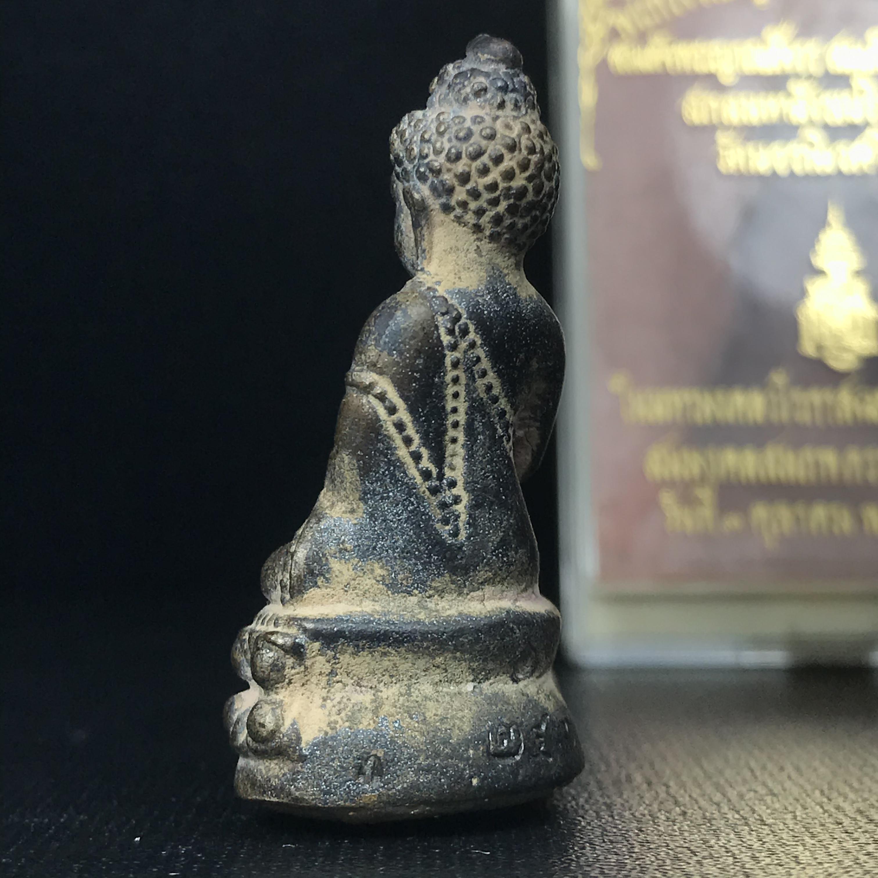 พระกริ่งชินบัญชรฉลองพระชันษา 100 ปี สมเด็จพระญาณสังวร วัดบวรนิเวศวิหาร ปี 2556 เนื้อนวโลหะผสมทองคำก้นอุดผงพรายกุมาร หลวงปู่ทิม พิธีใหญ่ มวลสารเด่น นิยม(1 ใน 599 องค์)หายาก