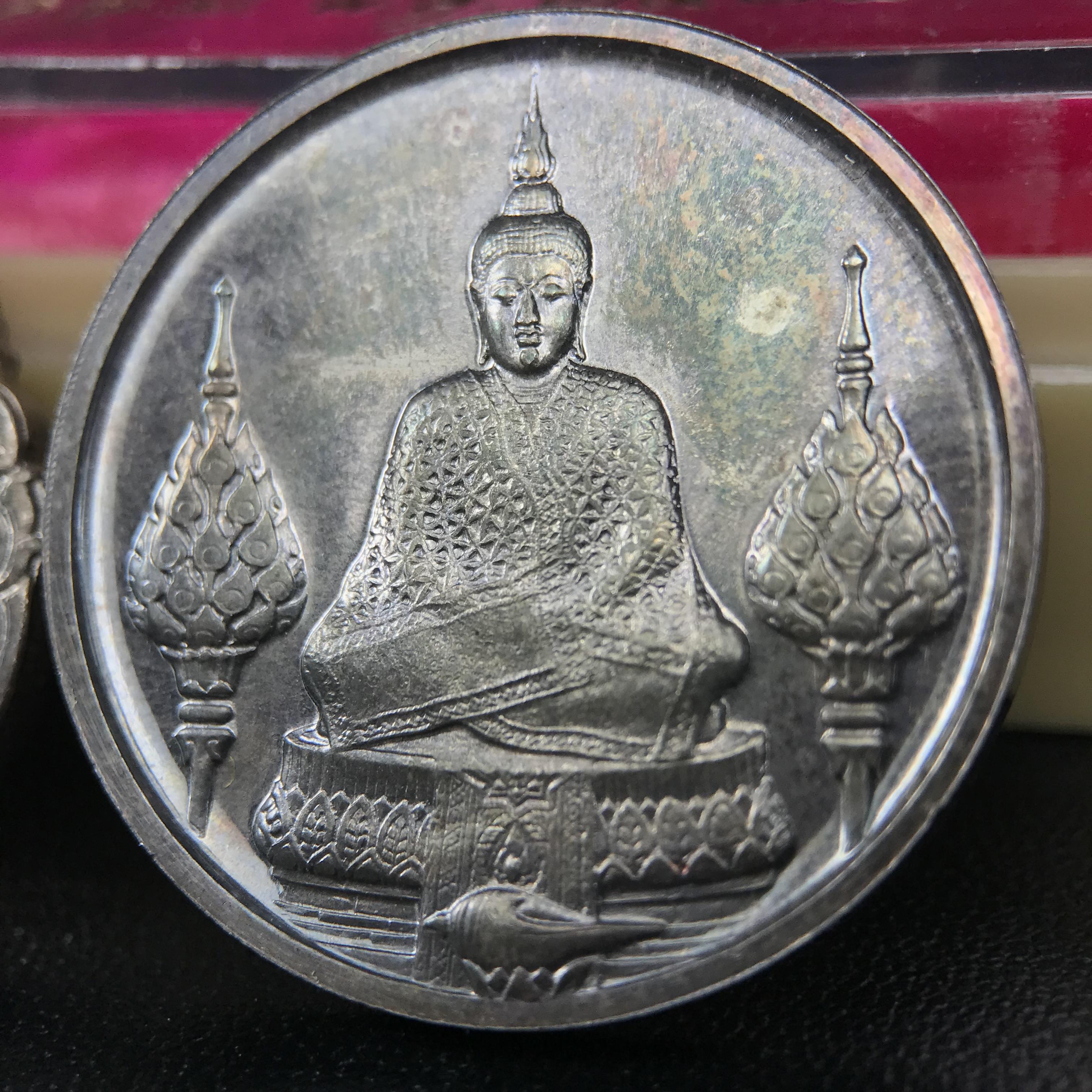 เหรียญพระแก้วมรกตหลัง ภปร. ฉลองกรุงรัตนโกสินทร์ครบ 200 ปี พ.ศ.2525 เนื้อเงิน(ผิวเดิมสวย)กล่องบรรจุเดิมครบ 3พิมพ์ ร้อน ฝน หนาว(บล็อกแรกไม่มีพระราชศรัธานิยม)(ในหลวงรัชกาลที่9 เสด็จในพิธี)พระคู่บ้านคู่เมือง...พระดี...พิธีใหญ่(บล็อกแรกครบชุด ผิวเดิม หายาก)
