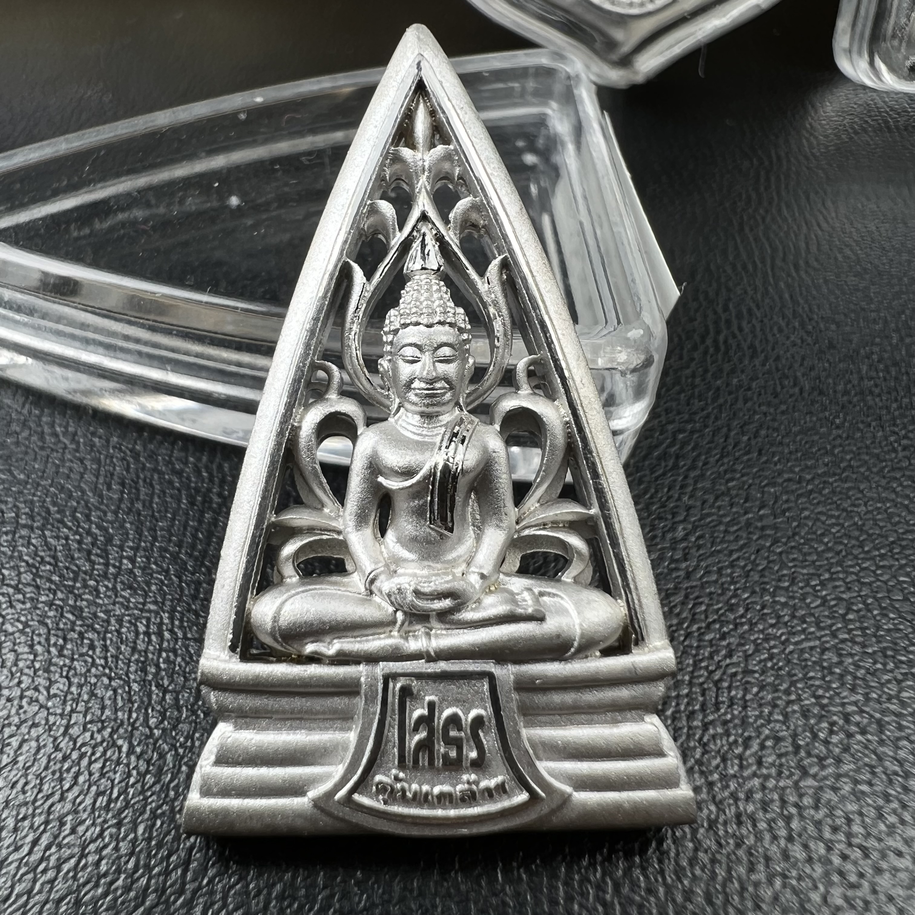 พระพุทธโสธร คุ้มเกล้าฯ ภปร.(ใต้ร่มพระบารมี คุ้มเกล้า) 60ปี รพ.ภูมิพลฯ พ.ศ.2552 เหรียญเนื้อเงิน ชุบทองคำขาว(พิมพ์ รูปอาร์ม+รูปใบมะขาม+รูปห้าเหลี่ยม+รูปสามเหลี่ยม)(1ชุด 4 พิมพ์ ครบทุกแบบที่จัดสร้าง)1 ใน 3000 เหรียญ ครบชุดหายาก