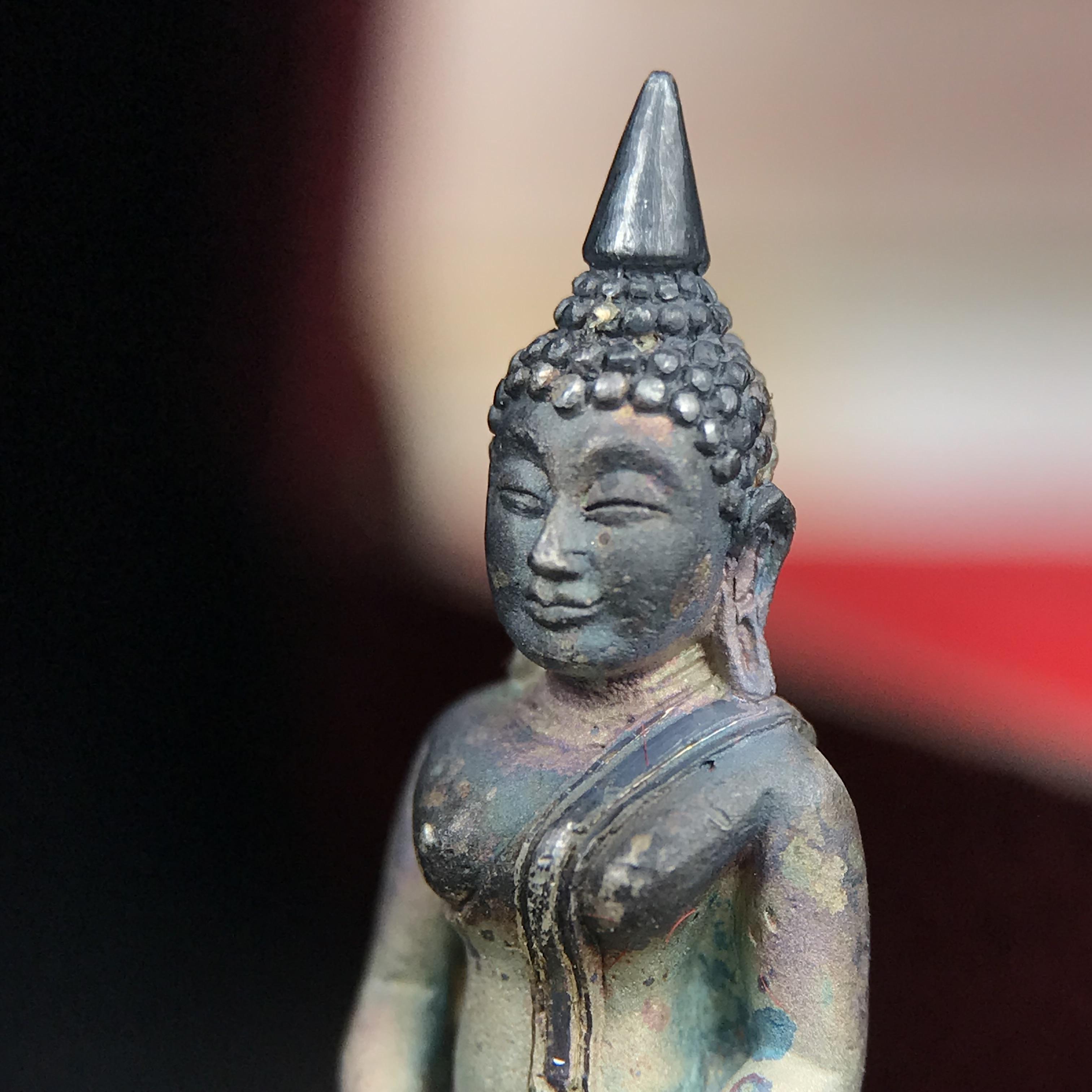 พระพุทธโสธร(หลวงพ่อโสธร) รุ่นสร้างอุโบสถ ปี2539 เนื้อเงินทรายนวลขัดเงาบางส่วน ลอยองค์พิมพ์ใหญ่ สภาพสวยกล่องบรรจุเดิมครบสมบูรณ์(งานแพรนด้า จิวเวลรี่)สวยงดงาม(เนื้อเงินผิวเดิมรุ้งสวยสวย องค์หมายเลขสวย ๒๒๒๒๕)