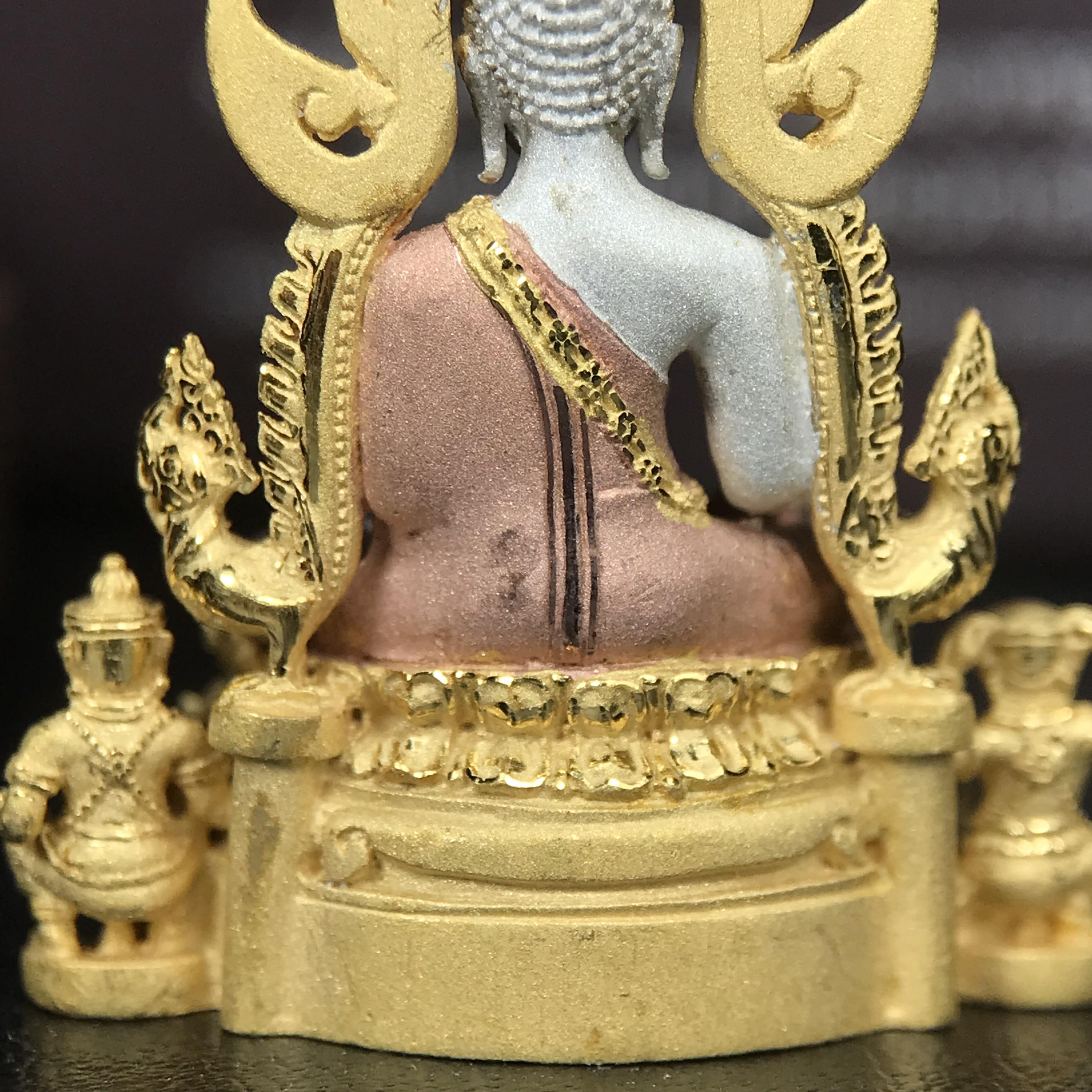 พระพุทธชินราช ภปร. โครงการ "เพราะแผ่นดินนี้ คือ แผ่นดินเกิด" ปี 2548(รุ่นแรก) ลอยองค์เนื้อเงินสามกษัตริย์ หน้าตัก 1/2 นิ้ว (ขนาด 3.5 x 2.5 ซม.) พุทธศิลป์งดงามทรงคุณค่า รุ่นยอดนิยม(องค์หมายเลข ๘๘๕๐)