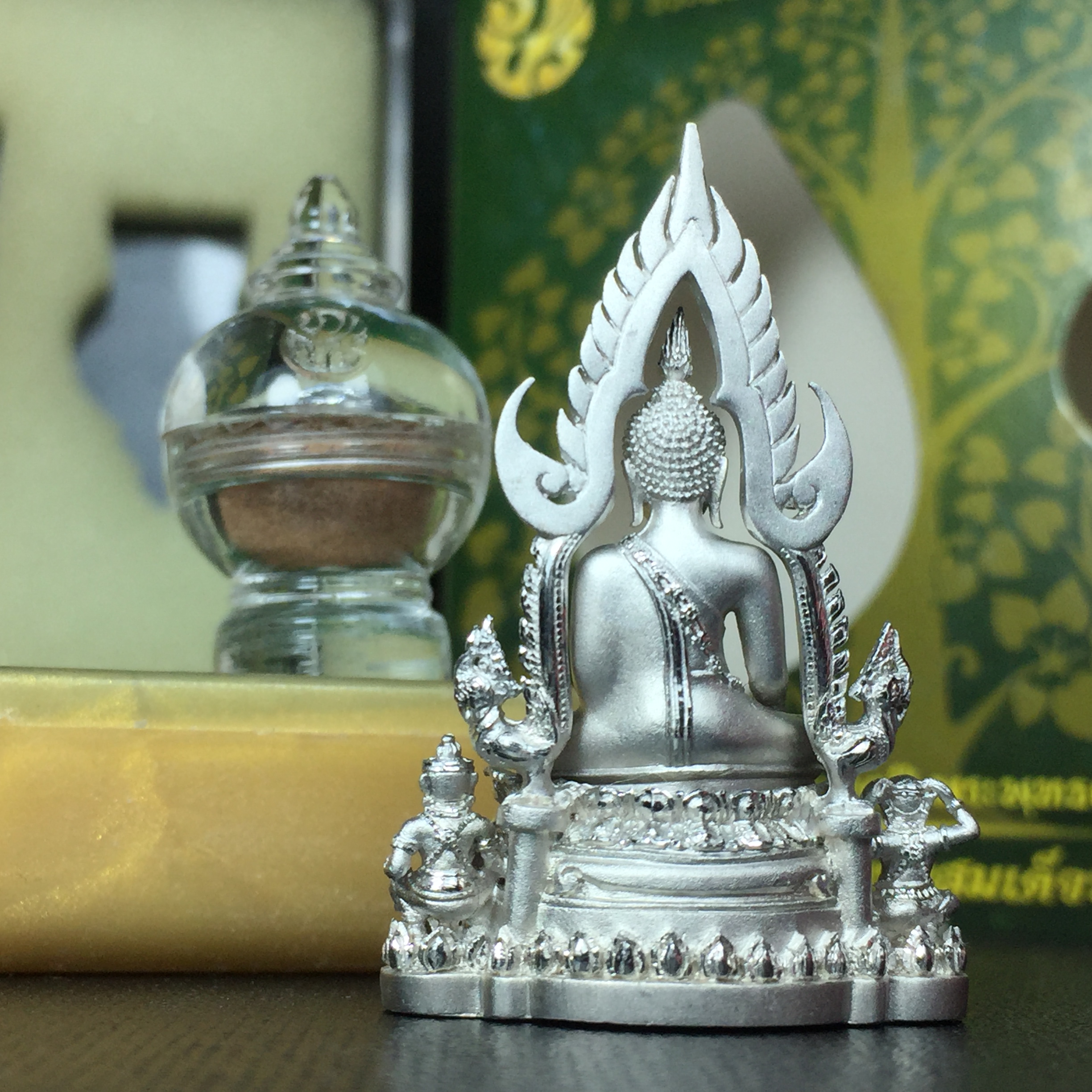 พระพุทธชินราช(จำลอง) ภปร. 84 พรรษา เนื้อเงินชุบทองคำขาว พิมพ์กลางขนาดหน้าตัก 1/2 นิ้ว(1ใน5000องค์) )(พระราชทานมวลสาร จิตรลดาและเส้นพระเจ้า(เส้นผม)รัชกาลที่9)