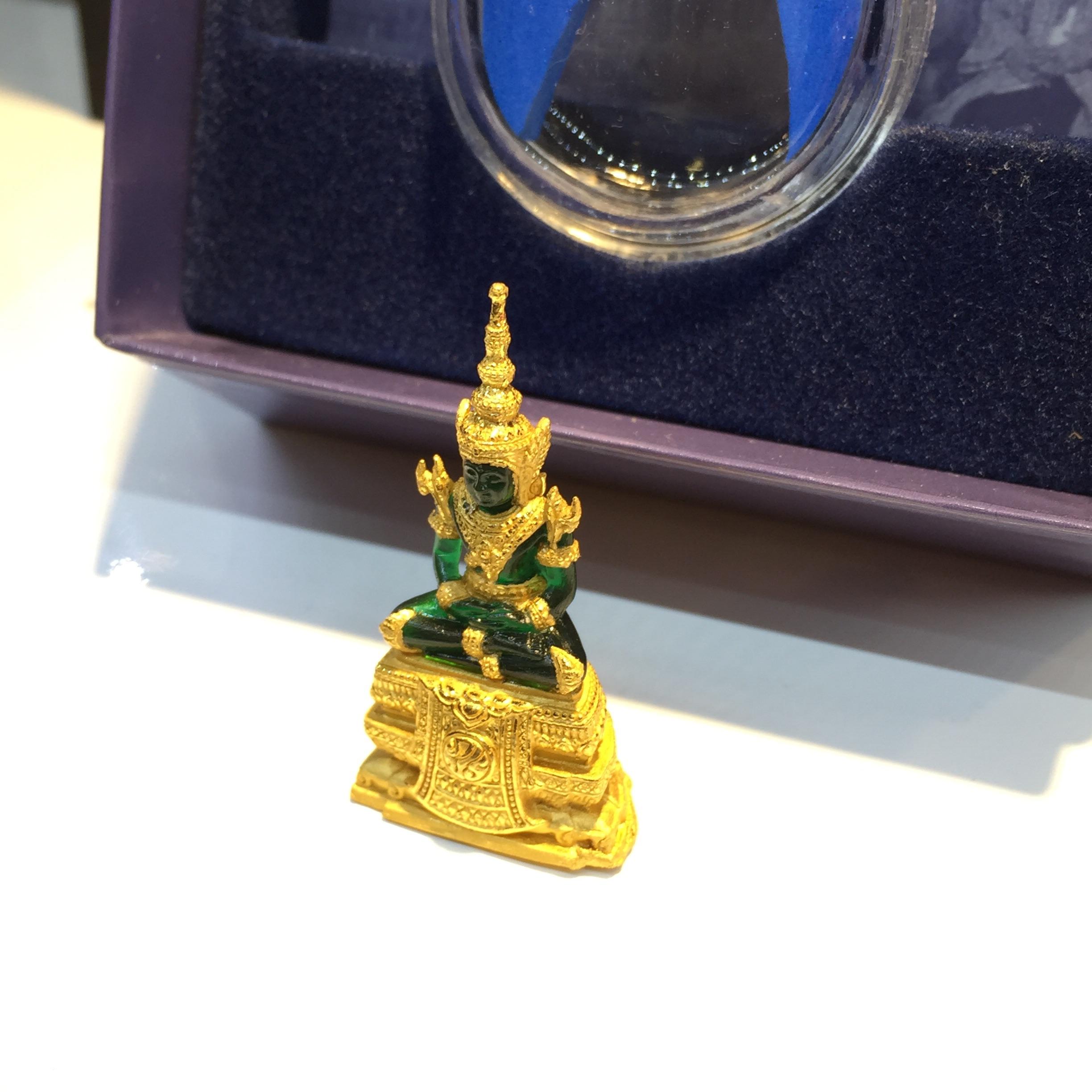พระแก้วมรกตลอยองค์ ภปร. เนื้อเรซิ่นหุ้มทองคำ หน้าตัก 1/2 นิ้ว จัดสร้างโดยรพ.ภูมิพลฯ ปี2547