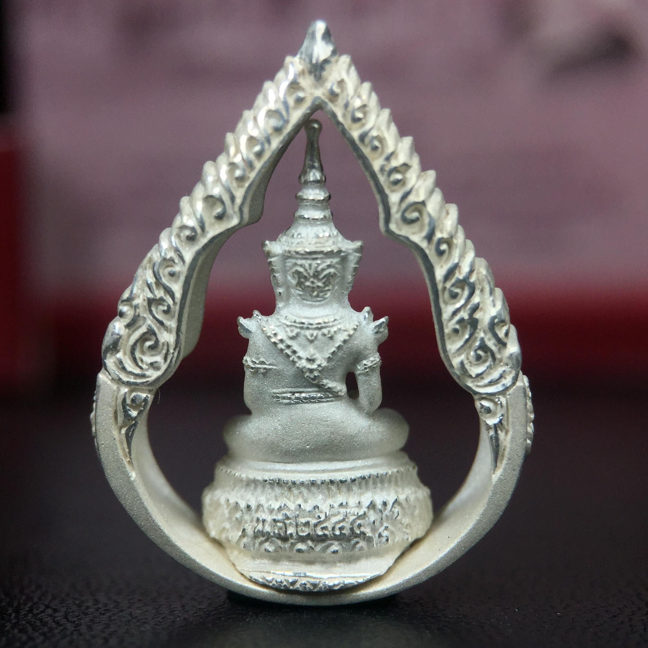 พระแก้วมรกต ภปร.(รุ่นแรก) ปี2545 รุ่นฉลองกรุงรัตนโกสินทร์ครบ 220 ปี พิมพ์ลอยองค์ทรงหยดน้ำ เนื้อเงินบริสุทธิ์ 92.5% ขนาด 18*27 มม. พร้อมกล่องบรรจุเดิม สวยครบสมบูรณ์(องค์หมายเลขสวย 1555)