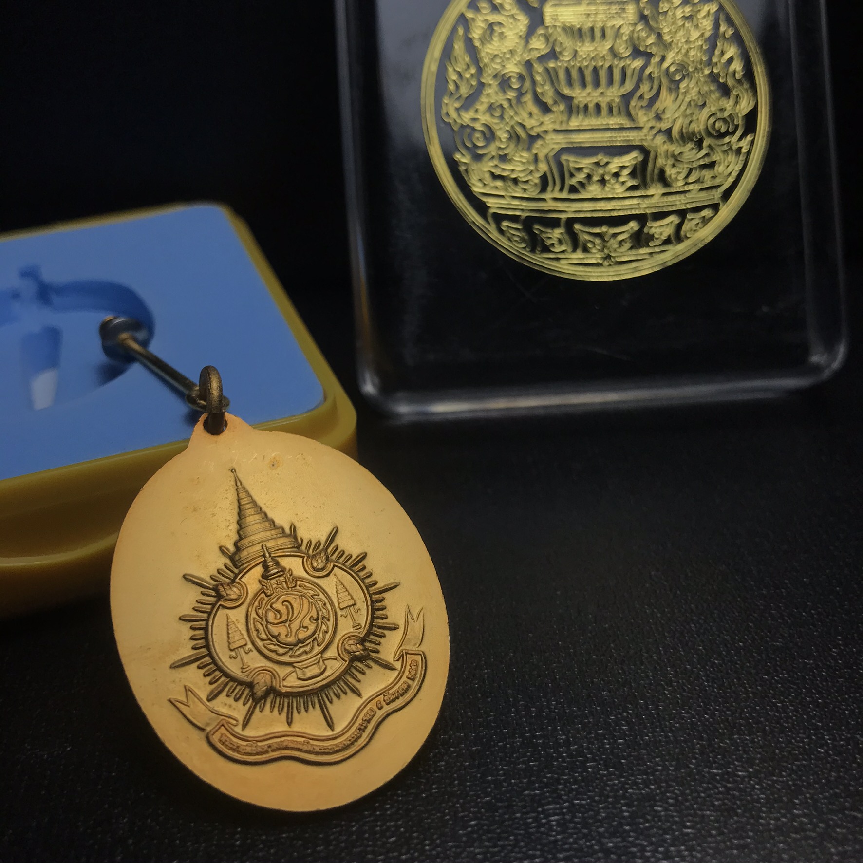 เหรียญในหลวงทรงกล้อง สำนักนายกรัฐมนตรีจัดสร้าง พร้อมเข็มที่ระลึก พ.ศ.2542 กล่องเดิม