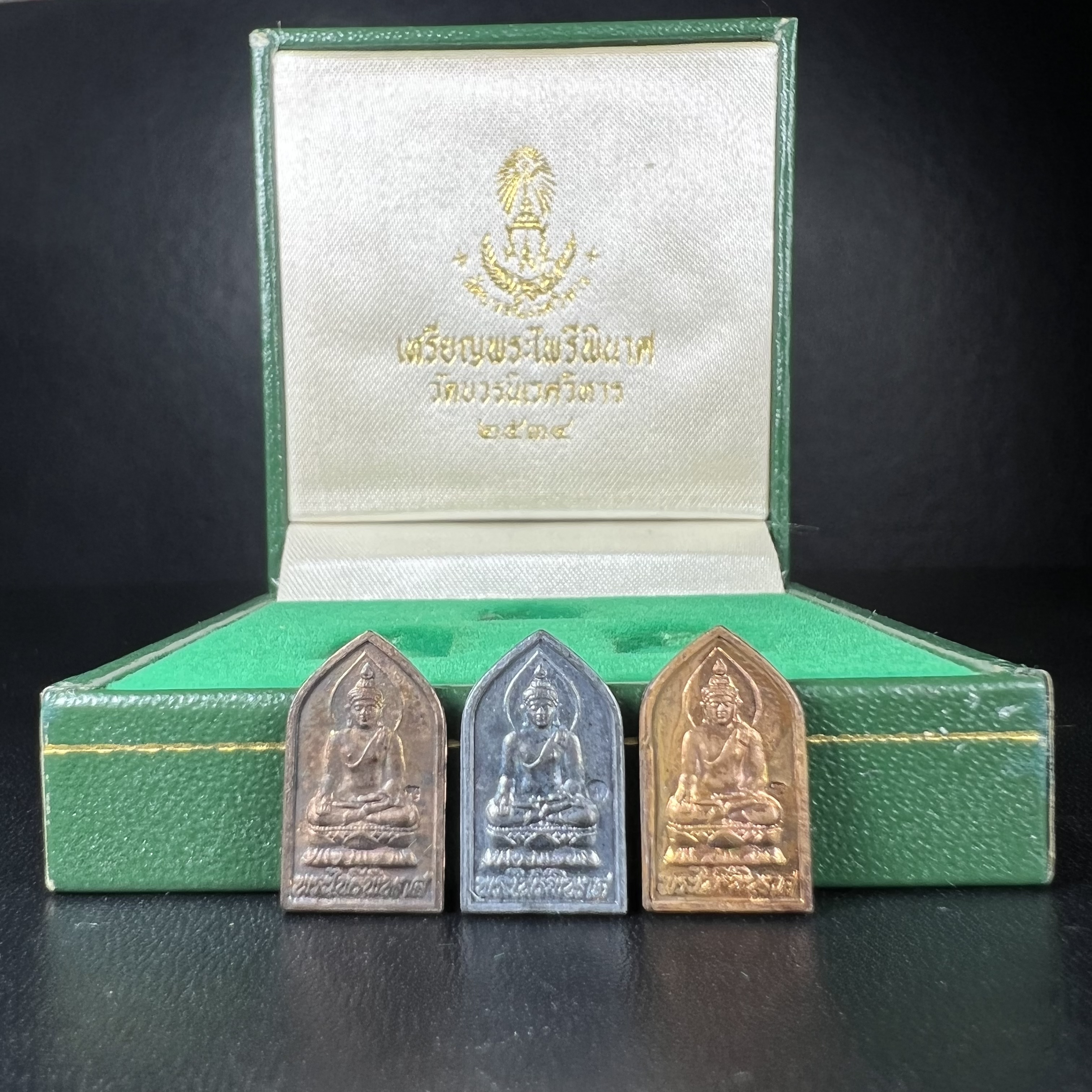 เหรียญพระไพรีพินาศ วัดบวรนิเวศราชวรวิหาร ปี2534 พิมพ์ห้าเหลี่ยม(เนื้อนวโลหะ-เนื้อเงิน-เนื้อทองแดง)(พระชุดหลักสายสมเด็จพระญาณสังวร สมเด็จพระสังฆราชองค์ที่19) (หายากสภาพสวยกล่องเดิมครบสมบูรณ์) 1ใน 700 ชุด