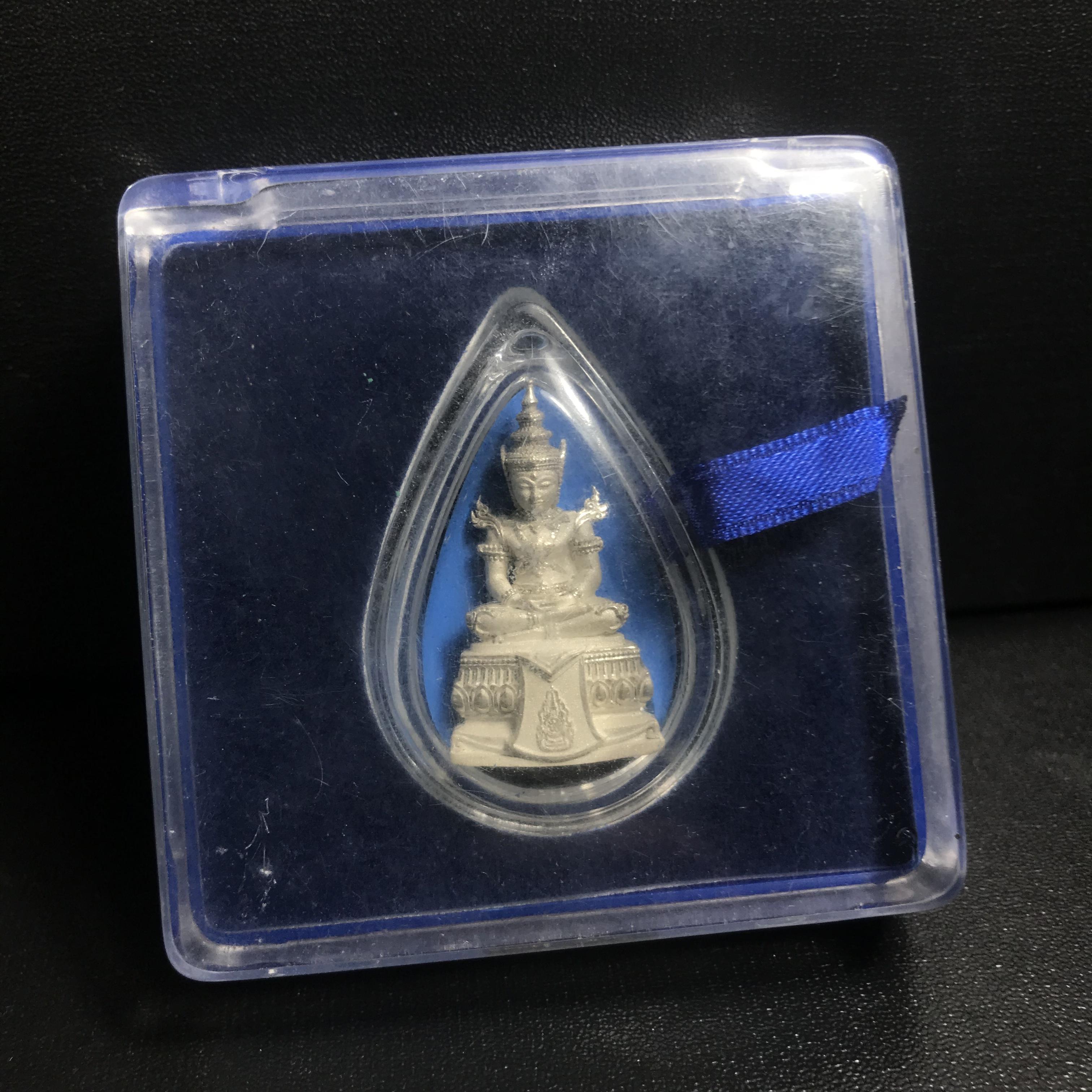 พระแก้วมรกต(จำลอง)ลอยองค์ ขนาดหน้าตัก 1/2 นิ้ว ทรงเครื่องฤดูร้อน เนื้อเงิน ตราสัญลักษณ์ฉลองสิริราชสมบัติ ครบ 60 ปี พ.ศ.2549