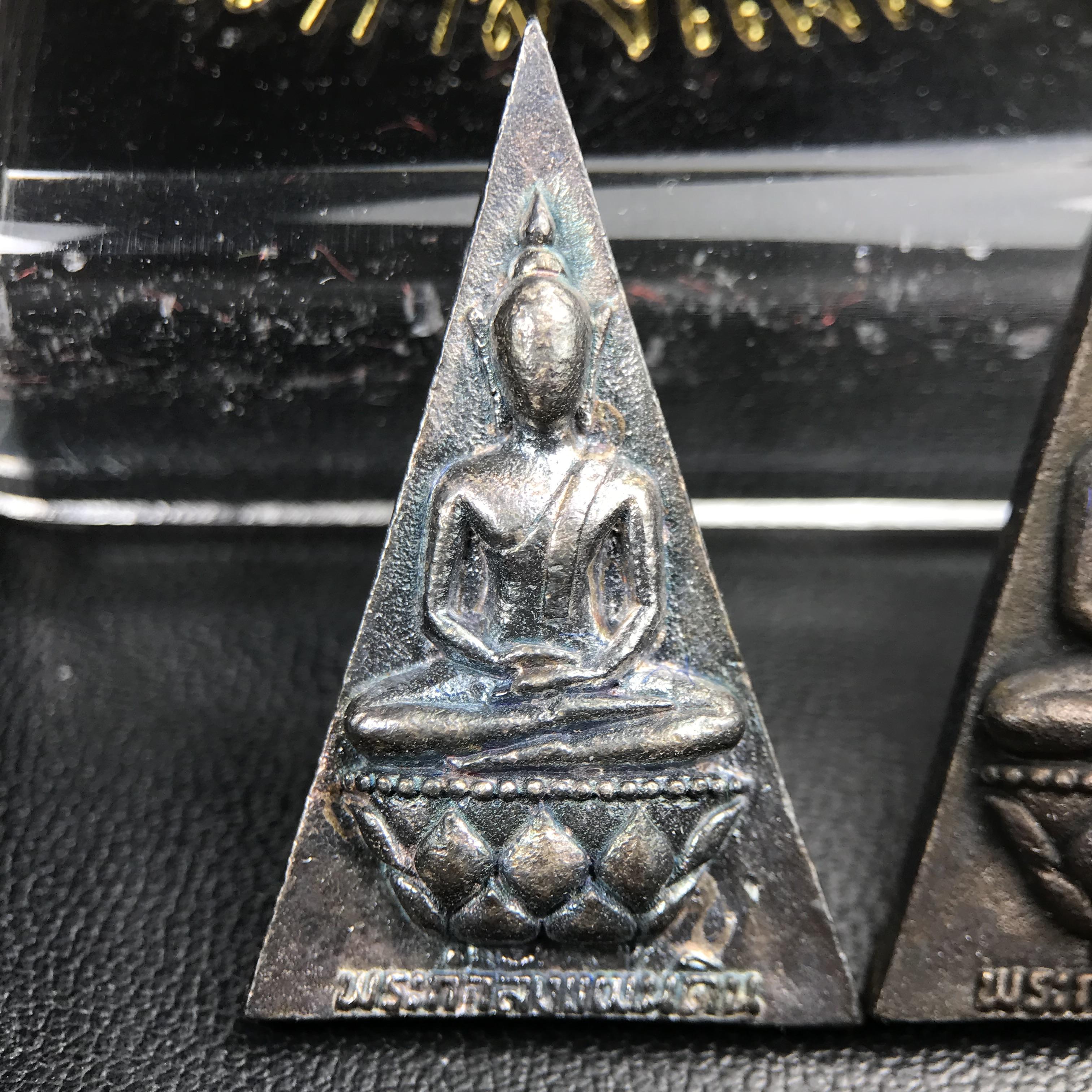 พระกำลังแผ่นดิน (สมเด็จจิตรลดา2) จัดสร้างเฉลิมพระเกียรติ ร.9 ครองราชย์ 50 ปี 2539 เนื้อเงิน(ผิวเดิมกลับดำ รุ้งๆสวย)+เนื้อนวโลหะ(สร้างน้อยหายาก)พร้อมกล่องบรรจุเดิมครบสมบูรณ์(1ใน2539องค์)