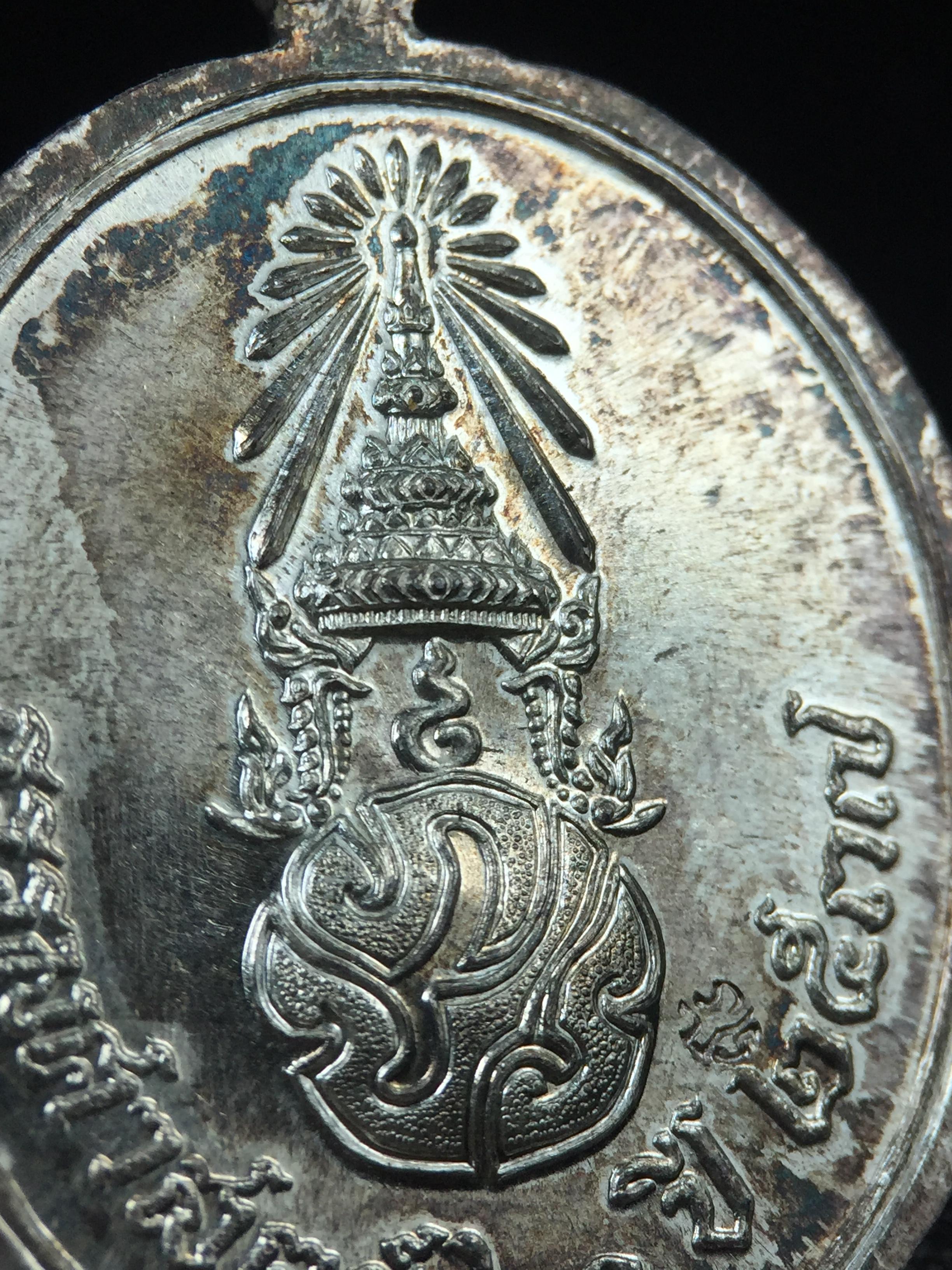 เหรียญพระพุทธสิหิงค์ ภปร. รุ่นมหาลัยธรรมศาสตร์ 60ปี พ.ศ.2537 พิมพ์ใหญ่+พิมพ์เล็ก เนื้อเงินผิวเดิมๆขึ้นสีรุ้งๆสวยมาก(ในหลวงรัชกาลที่9เสด็จในพิธี)(พิธีใหญ่ เกจิที่มีชื่อเสียงมาร่วมปลุกเสกจำนวนมาก ชนวนมาลสารเก่าเข้มขลัง )ของดีธรรมศาสตร์ที่ศิษย์เก่าไม่ควรพลาด