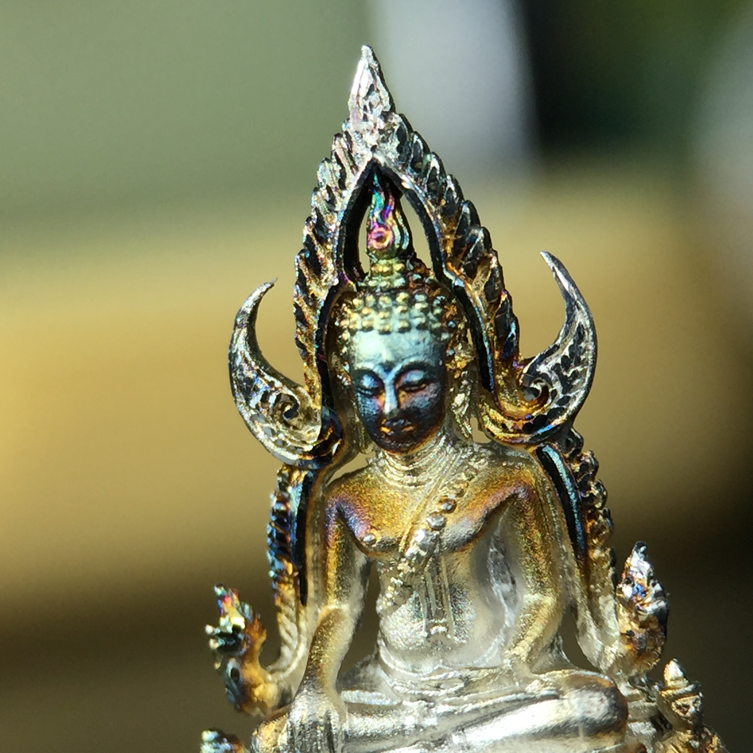 พระพุทธชินราช(จำลอง) ภปร. 84 พรรษา เนื้อเงินชุบทองคำขาว พิมพ์เล็กขนาดหน้าตัก 1/4 นิ้ว (สภาพผิวเดิมสวย ขึ้นสีรุ้งธรรมชาติ แบบนิยม)(พระราชทานมวลสาร จิตรลดาและเส้นพระเจ้า(เส้นผม))