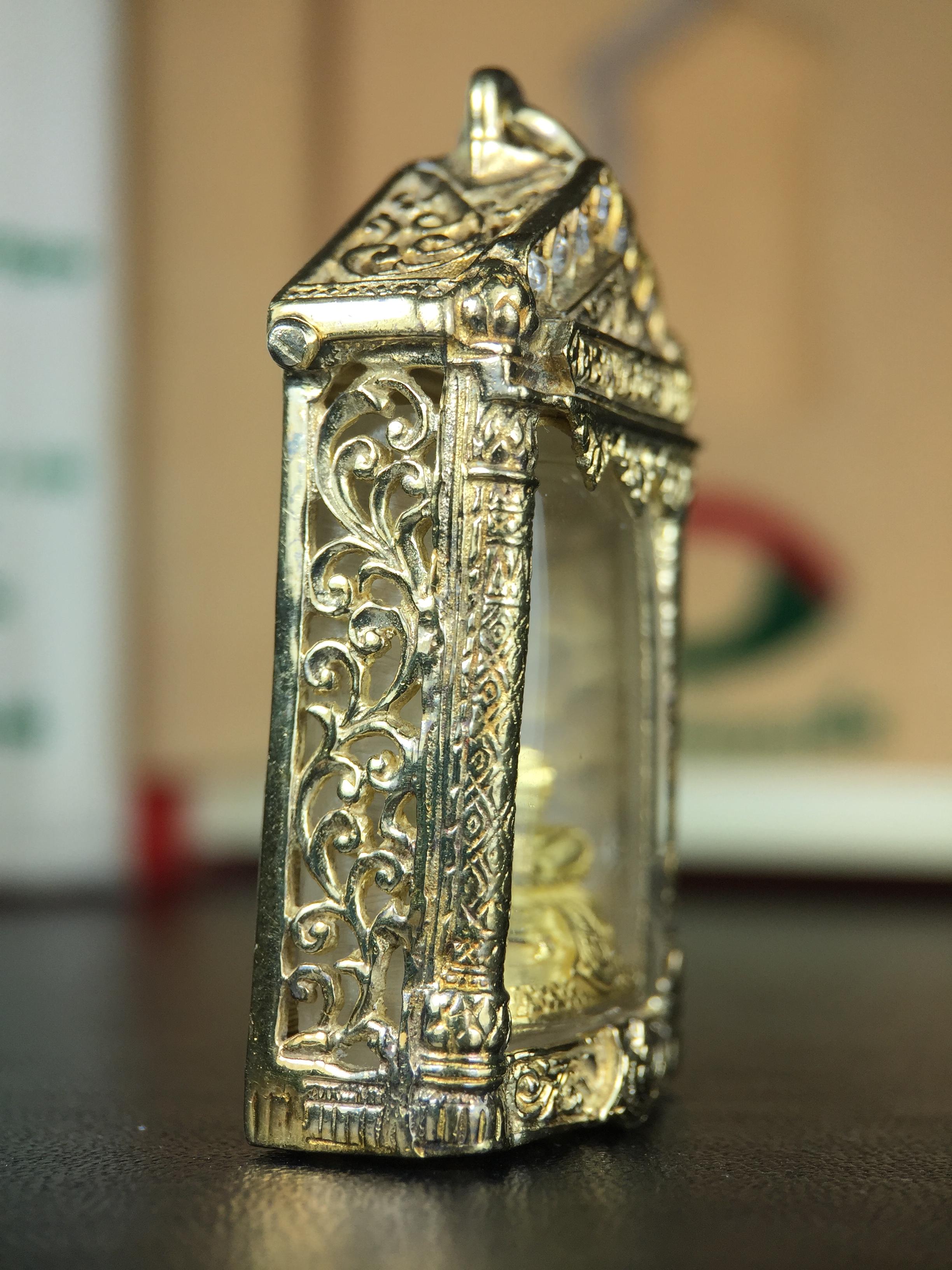 พระพุทธชินราช ภปร. ในวโรกาสเฉลิมพระชนมายุ6รอบ 5ธันวาคม2542 มูลนิธิพิทักษ์ดวงตาประชาชน จัดสร้าง พิมพ์กลาง ขนาดสูง 2.4 ซม. องค์พระเนื้อเงินแบบชุบทองประกายเพชร 3 ไมครอนพร้อมกรอบตลับเงินชุบทองคำบริสุทธิ์ 3 ไมครอน ประดับเพชร CZเกรดนอกพร้อมกล่องบรรจุเดิม(หายาก)