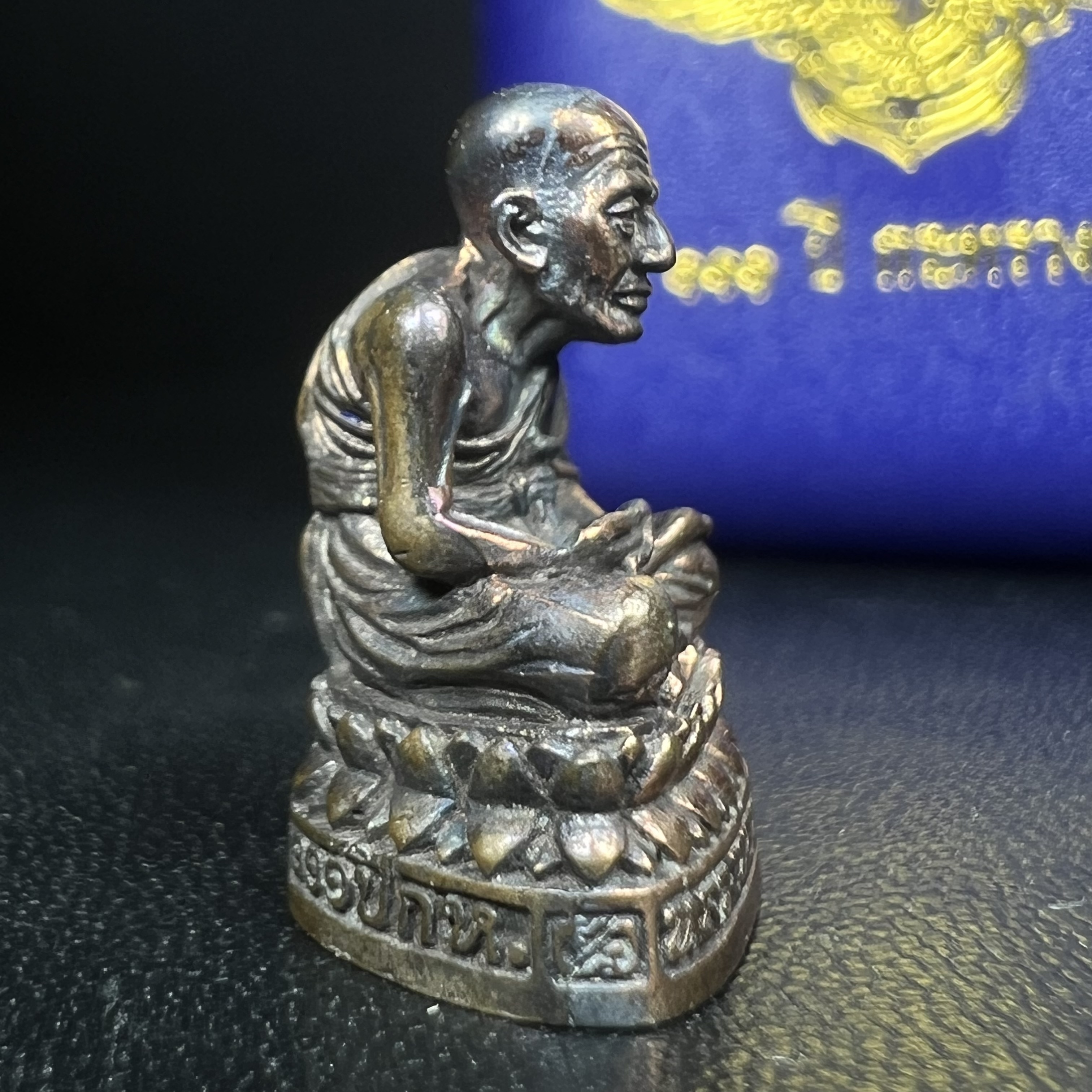 รูปเหมือนหล่อลอยองค์หลวงปู่ทวด รุ่น 111ปี กระทรวงกลาโหม เนื้อนวโลหะรมดำ-ปัดเงา ปี2540 พิธีใหญ่ เข้มขลัง นิยม พร้อมกล่องบรรจุเดิม(คัดสภาพสวยผิวเทพๆผิวรุ้งๆ)ทั้งพิธีทั้งพุทธศิลป์ทรงคุณค่าอีกหนึ่งรุ่นยอดนิยม