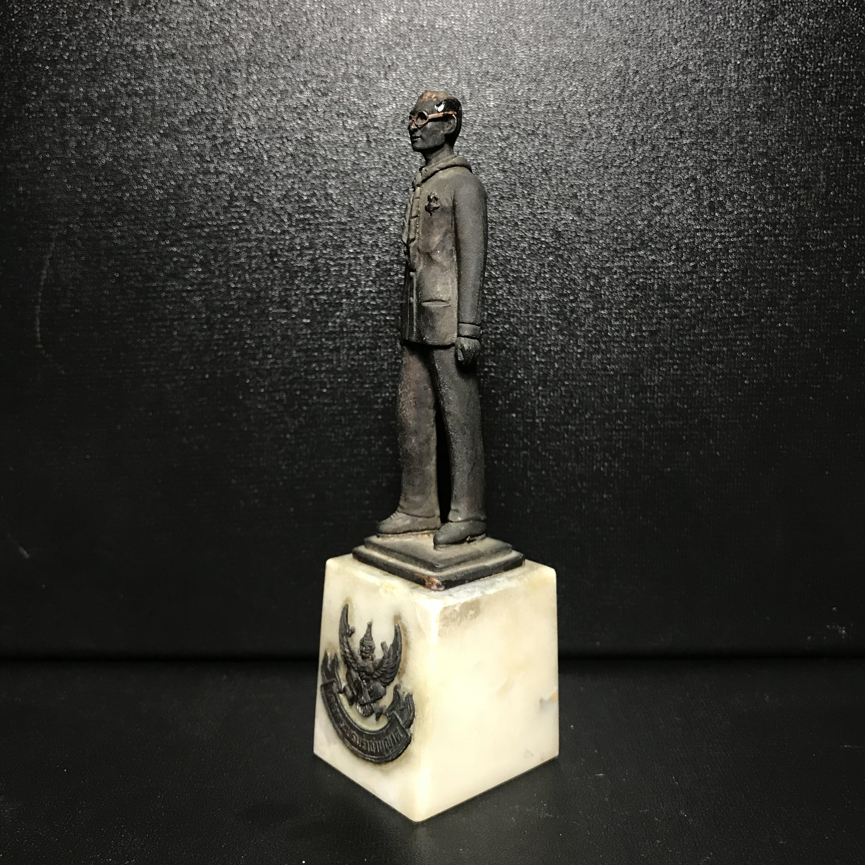 พระบรมรูปหล่อ ผู้ให้กำเนิดลูกเสือชาวบ้าน ในหลวงรัชกาลที่ 9 ทรงชุดลูกเสือชาวบ้าน ฐานหินอ่อน(หายาก)