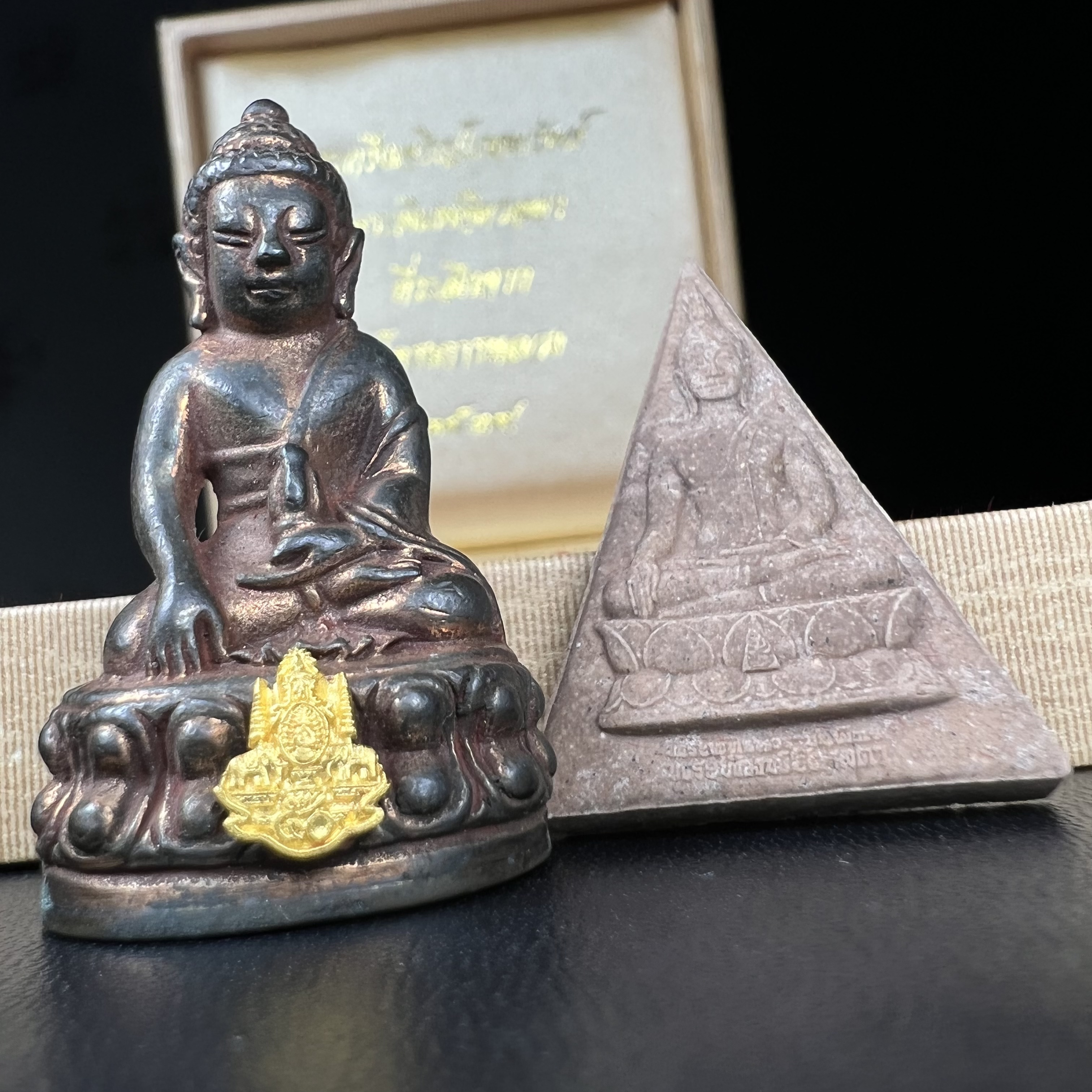 พระกริ่งเจริญโภคทรัพย์ พระพิมพ์จิตรลดา ที่ระลึกโครงการหลวง ปี 2539 ฉลองครองราชสมบัติครบ 50 ปี รัชกาลที่ 9 ตรากาญจนาภิเษกทองคำ(เนื้อทองคำแท้)(ชุดกรรมการหายาก)(1ใน1999ชุด)