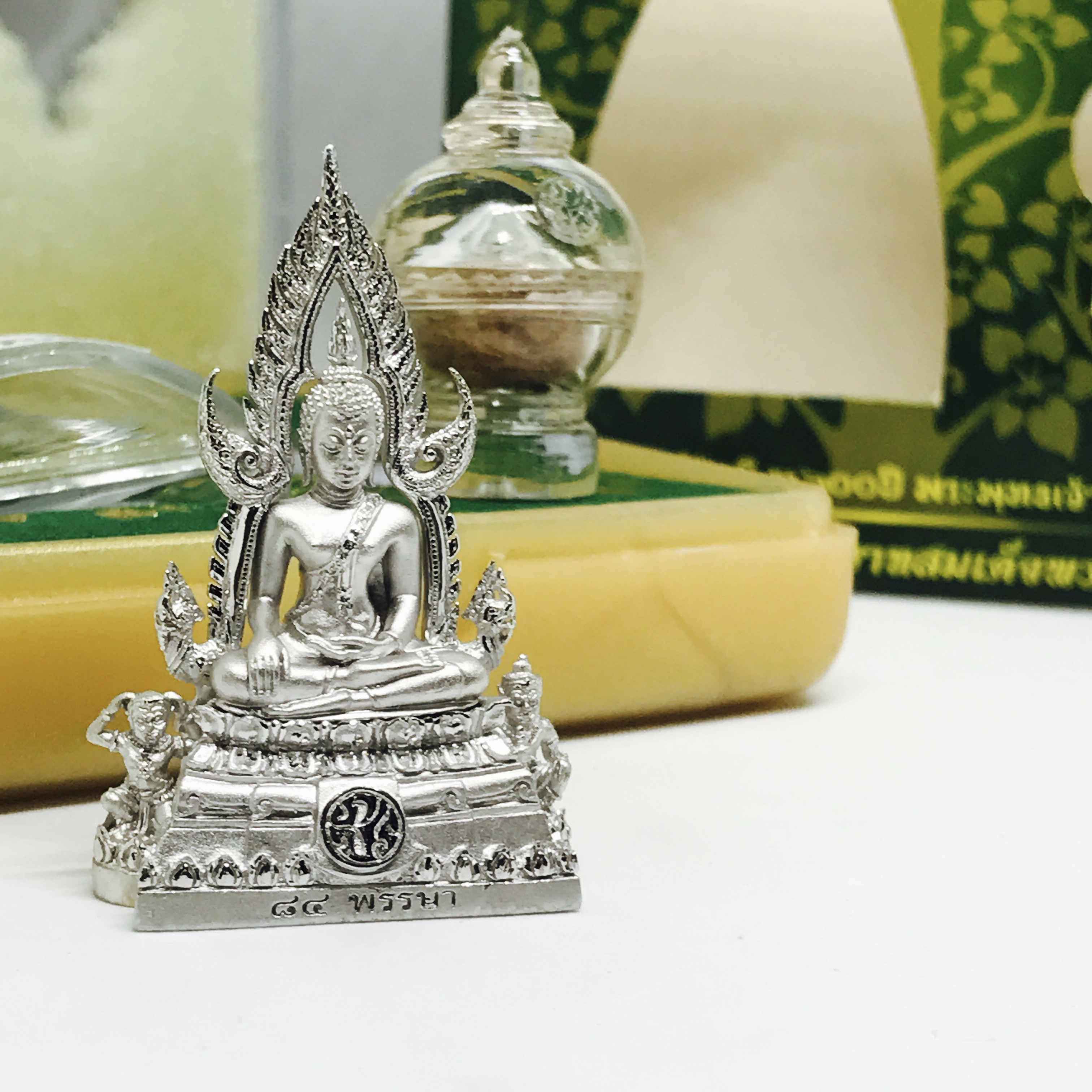 พระพุทธชินราช(จำลอง) ภ.ป.ร. 84 พรรษา เนื้อเงินชุปทองคำขาว พิมพ์กลางขนาดหน้าตัก 1/2 นิ้ว
