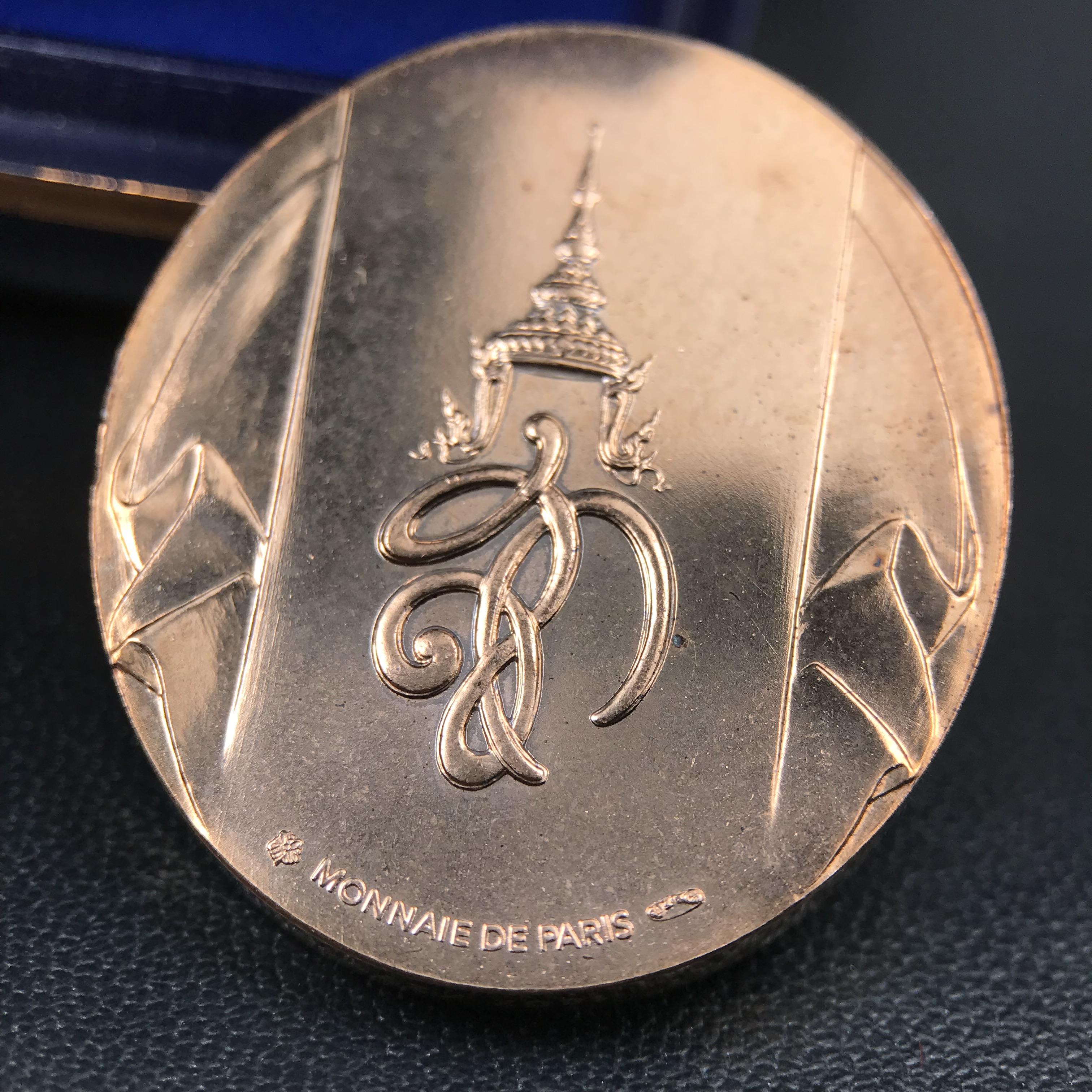 หลวงพ่อทวด พระนามาภิไธย สก. วัดห้วยมงคล จ.ประจวบคีรีขันธ์ ปี 2544(รุ่นแรก) เหรียญเนื้อนวโลหะ(Thai Bonze) ผลิตโดยโรงกษาปณ์ โมเน่ร์เดอปารีส ประเทศฝรั่งเศส สวยงดงามสภาพสวยกล่องใบรับรองครบสมบูรณ์(คุ้มครองแคล้วคลาด พิธีใหญ่) องค์หมายเลข 1807 (1 ใน 2999 เหรียญ)