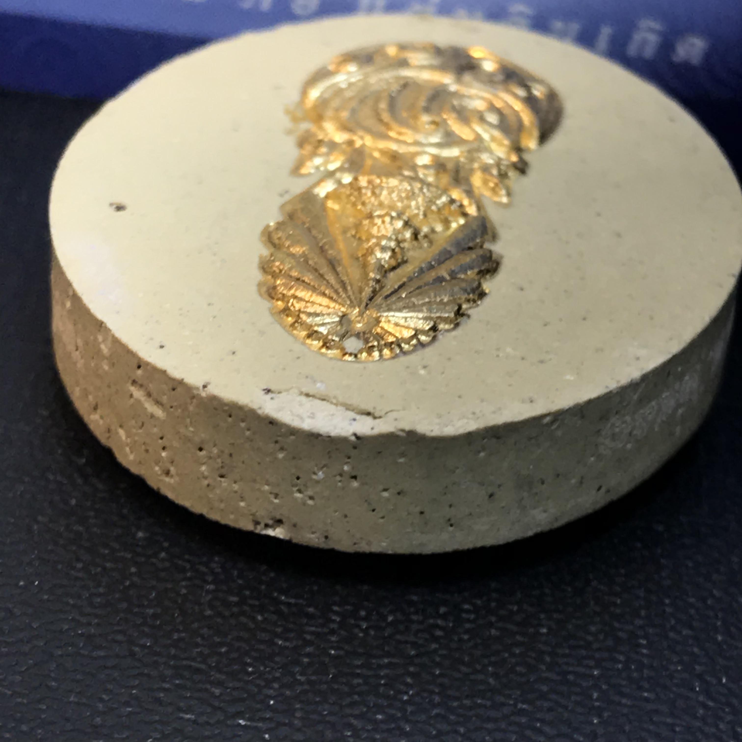 รูปหล่อพระบาทสมเด็จพระเจ้าอยู่หัว(ทรงงาน) ภปร. โครงการ เพราะแผ่นดินนี้คือแผ่นดินเกิด ปี2551 เนื้อผง ด้านหน้าปิดทอง หลัง ภ.ป.ร. ปิดทอง (มวลสารพระราชทานเส้นพระเจ้า (เส้นผม) ของพระบาทสมเด็จพระเจ้าอยู่หัวรัชกาลที่9