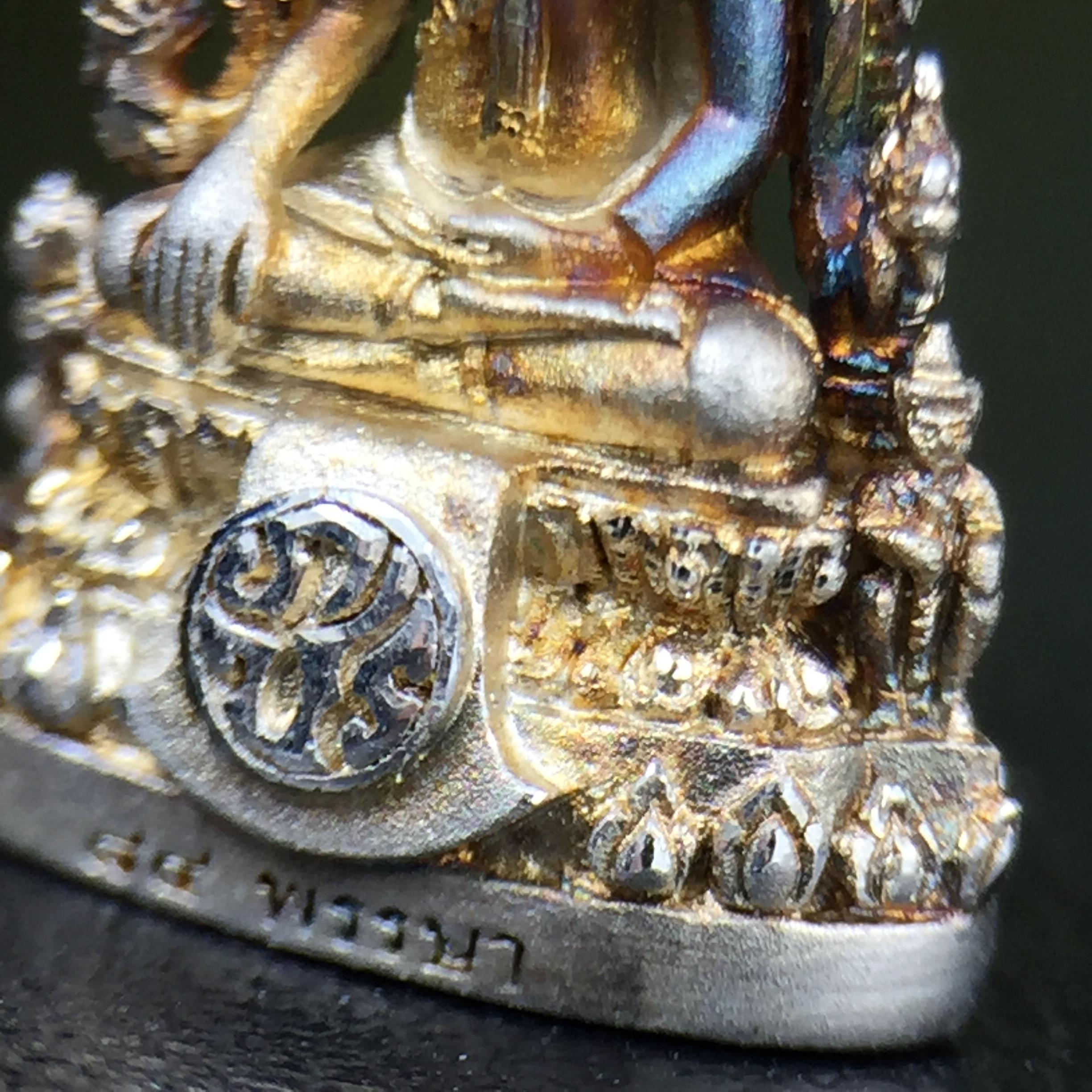 พระพุทธชินราช(จำลอง) ภปร. 84 พรรษา เนื้อเงินชุบทองคำขาว พิมพ์เล็กขนาดหน้าตัก 1/4 นิ้ว (สภาพผิวเดิมสวย ขึ้นสีรุ้งธรรมชาติ แบบนิยม)(พระราชทานมวลสาร จิตรลดาและเส้นพระเจ้า(เส้นผม))พุทธศิลป์ทรงคุณค่าอีกหนึ่งรุ่นยอดนิยม