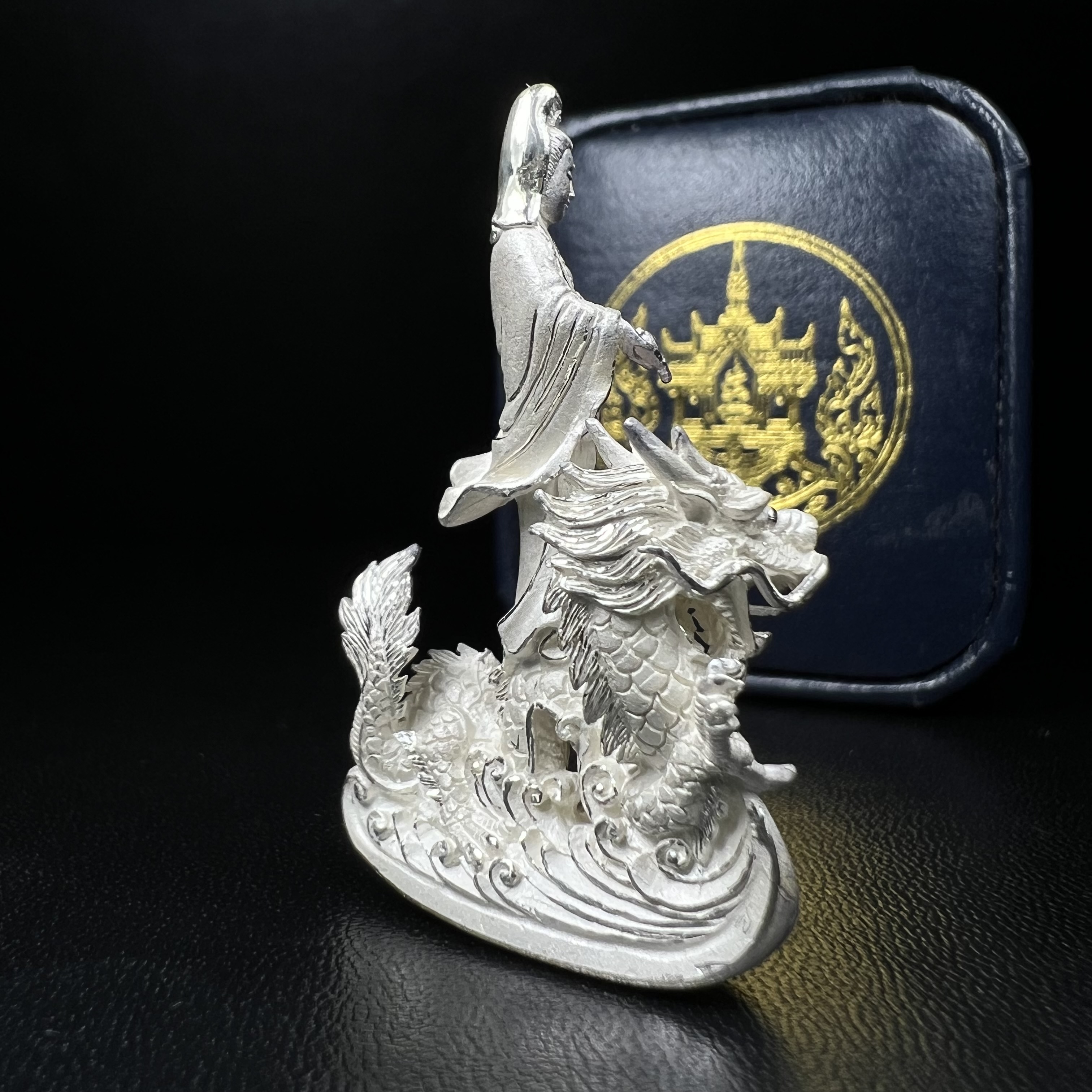 รูปหล่อลอยองค์พระโพธิสัตว์กวนอิม ทรงประทับมังกร จ.ระนอง เนื้อเงิน พิมพ์ใหญ่(สภาพผิว สวยงดงาม ทรงคุณค่า) เฉลิมฉลองในวโรกาสที่พระบาทสมเด็จพระเจ้าอยู่หัวทรงครองสิริราชสมบัติครบ 50 ปี จ.ระนอง พ.ศ.2539