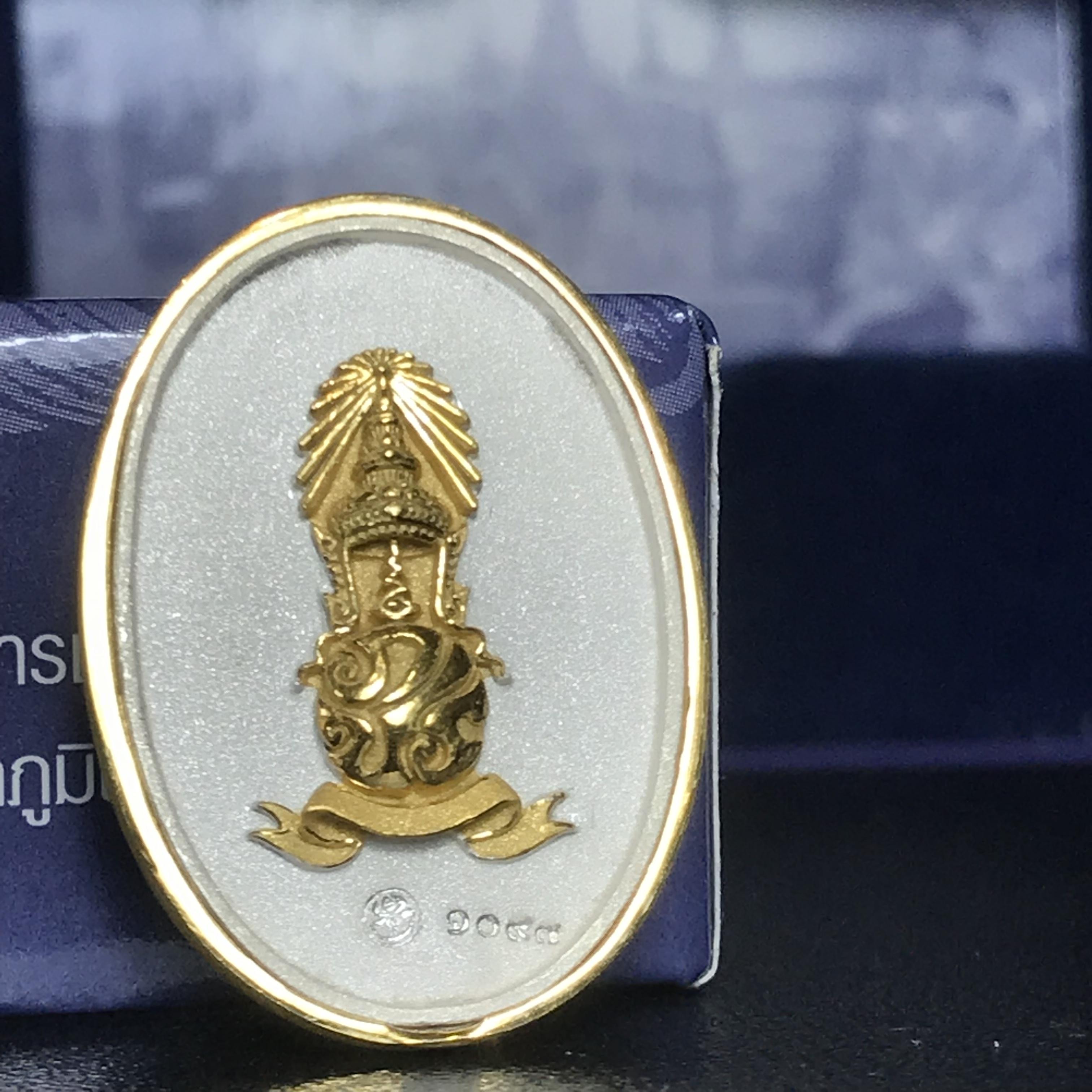 พระแก้วมรกต ภปร. ปี2547 จัดสร้างโดย รพ.ภูมิพลฯ เนื้อเงิน(3 กษัตริย์)เหรียญทรงกลมรี(1ใน3000องค์)