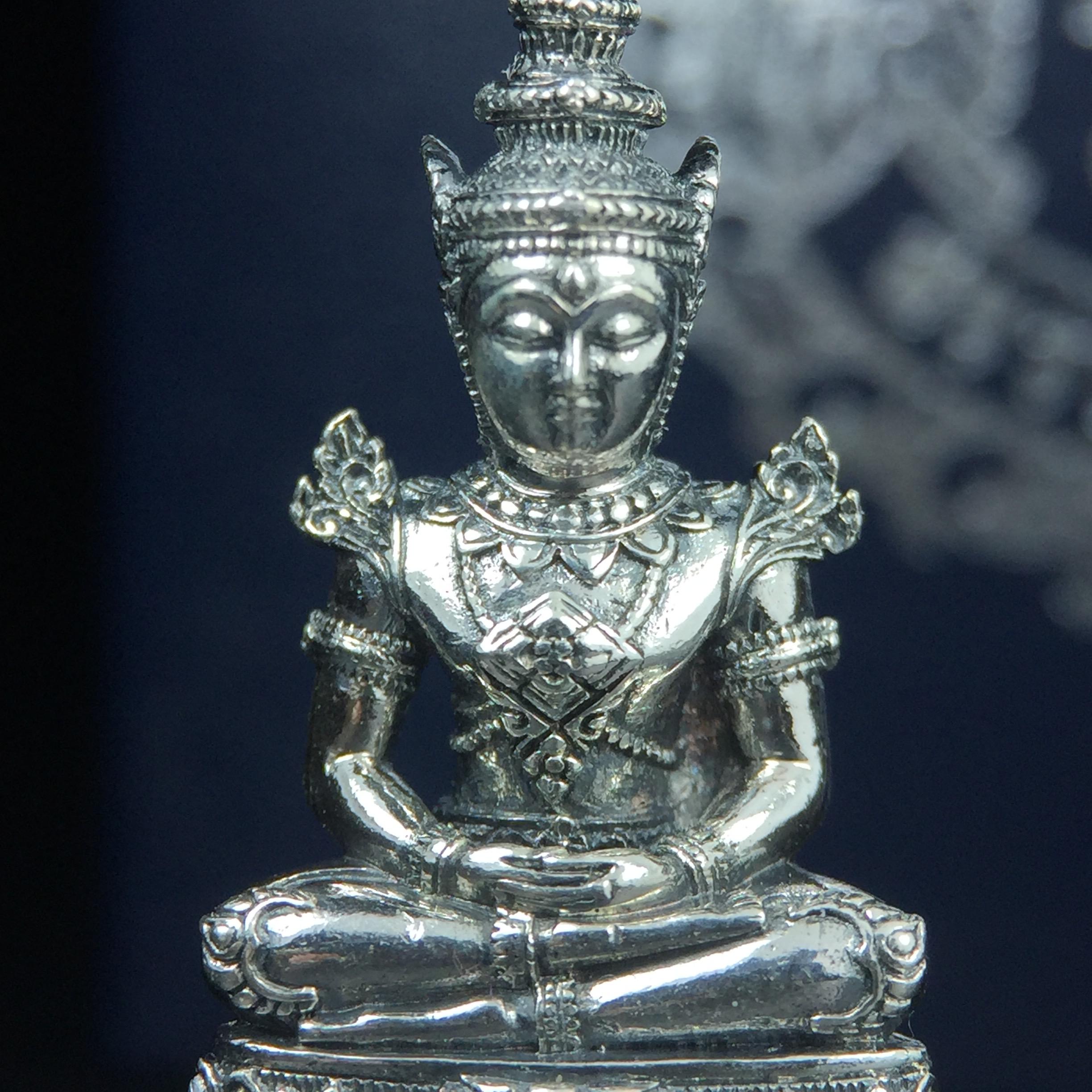 พระแก้วมรกต กรมสรรพสามิตจัดสร้างขึ้นเนื่องในโอกาสครบรอบ 64 ปีของกรมสรรพสามิต และเนื่องในวโรกาสที่พระบาทสมเด็จพระเจ้าอยู่หัวทรงครองราชย์ครบ 50 ปีในปีกาญจนาภิเษก เมื่อ พ.ศ.2539 เนื้อเงินรมดำขัดเงาพร้อมกล่องบรรจุเดิม