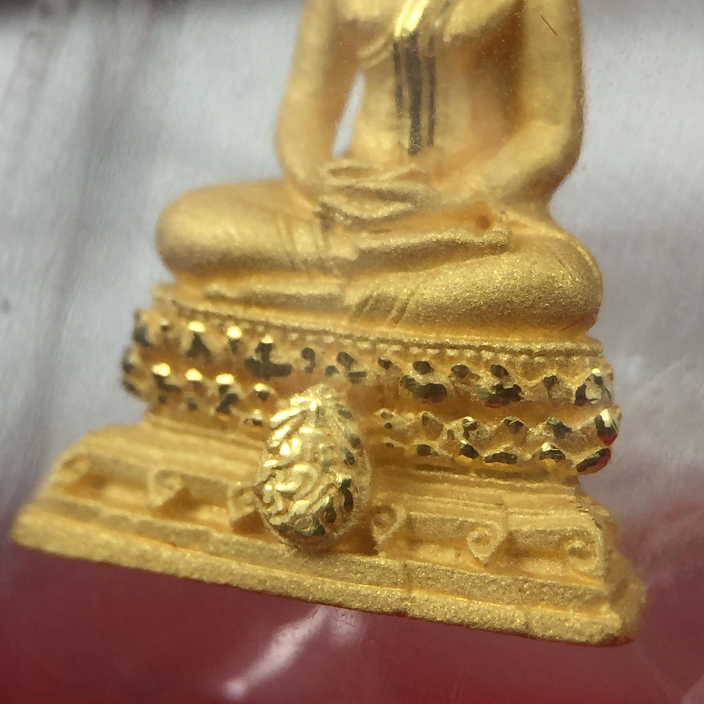 พระชัยวัฒน์พุทธสิหิงค์ ภปร. รุ่นสร้างหอพระธรรมศาสตร์ ปี2542 เนื้อทองคำ(5.9 กรัม)(ผิวเดิม ซีนซองเดิม กล่องครบสวยสมบูรณ์) มหาพิธี 3วาระอันยิ่งใหญ่(ตอกโค๊ตและหมายเลข๘๒๑) (1ใน5000องค์)