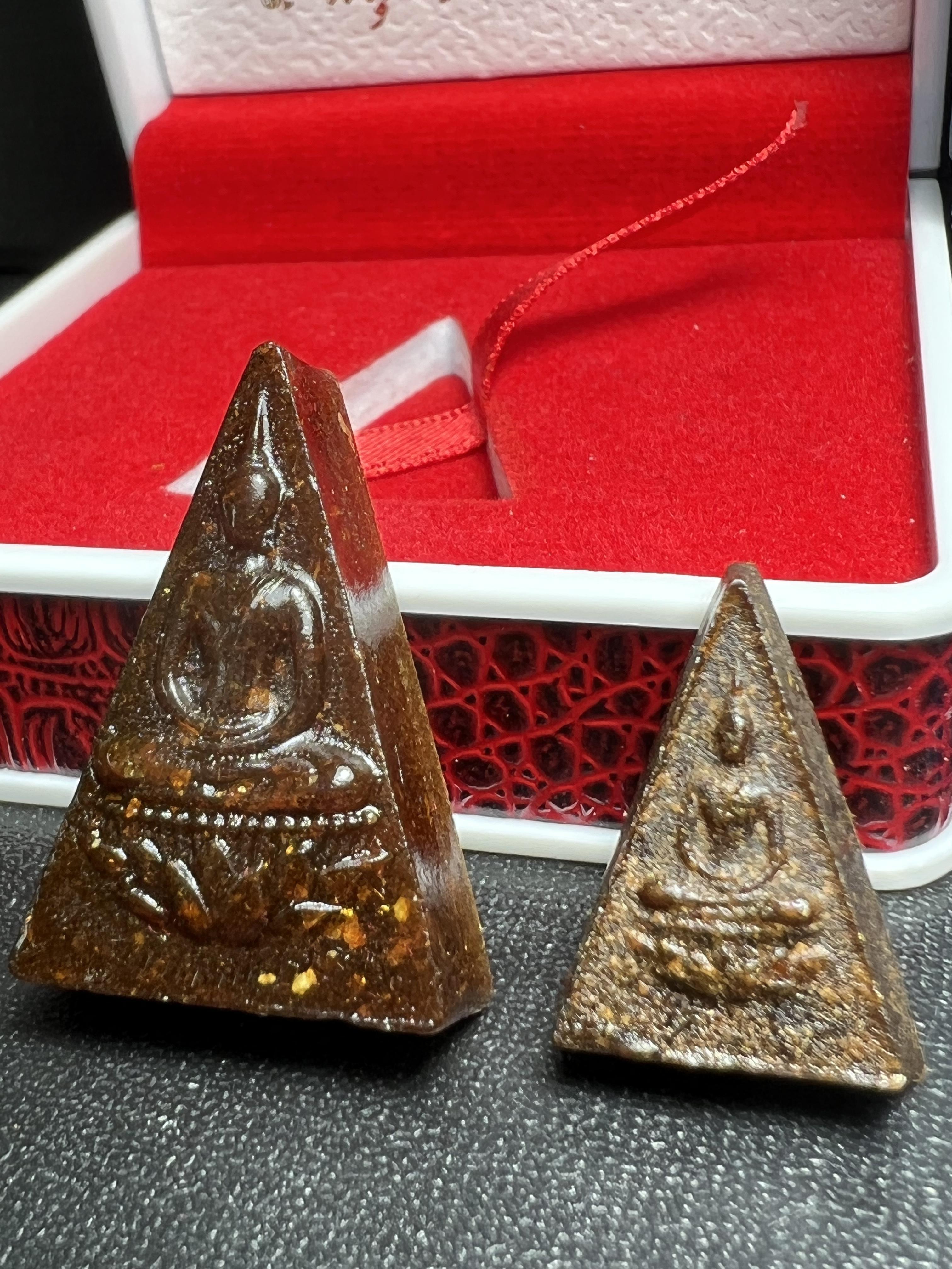 พระกำลังแผ่นดิน พระราชทาน วัดบวรนิเวศวิหาร ปี2539 พิมพ์ใหญ่-พิมพ์เล็ก กรรมการ (ในหลวง รัชกาลที่ 9 พระราชทานมวลสารจิตรลดา)นิยมหายาก