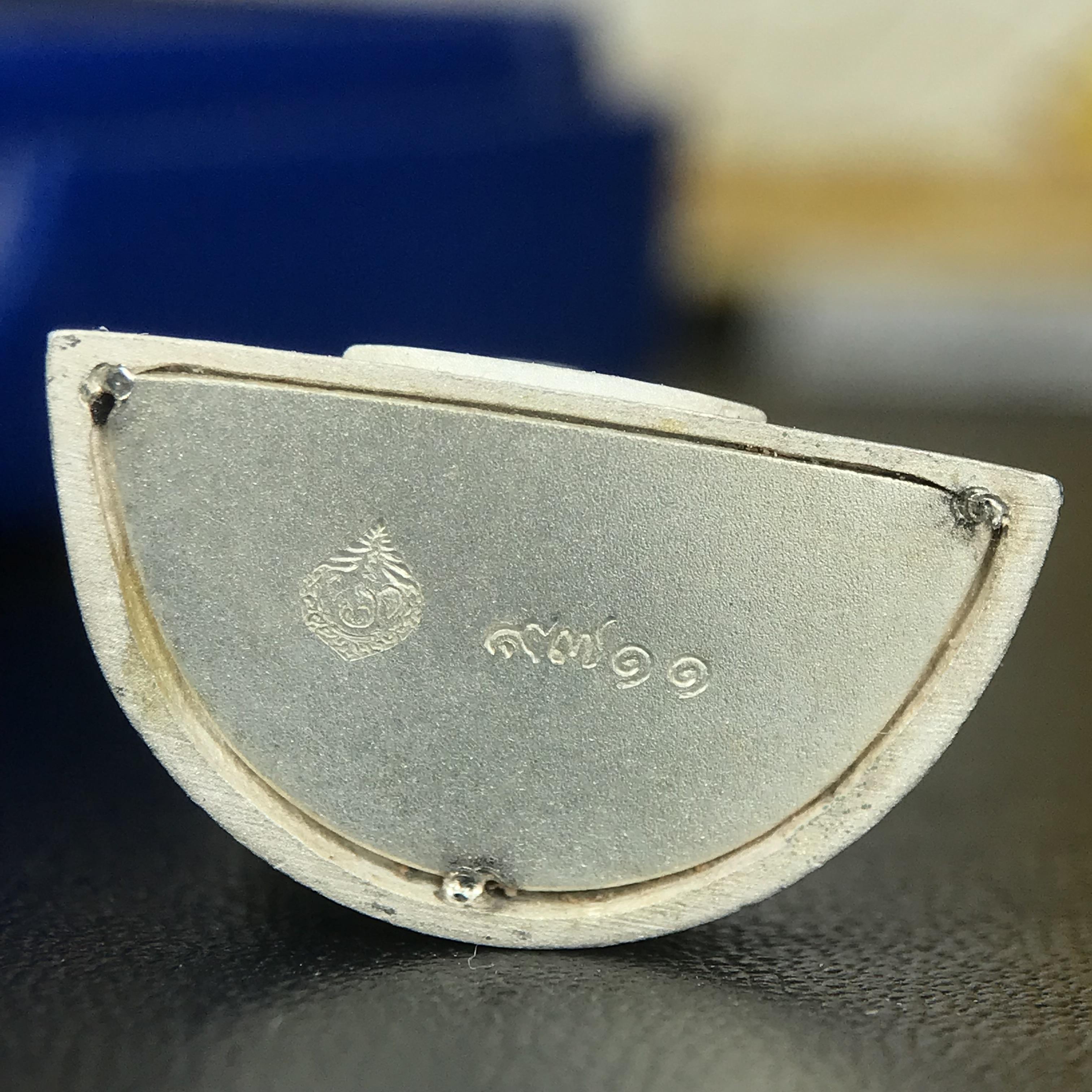 พระแก้วมรกต ทรงเครื่องฤดูร้อน พระราชทานประดิษฐานตราสัญลักษณ์ฉลองสิริราชสมบัติ ครบ 60 ปี ในหลวงรัชกาลที่ 9 พ.ศ.2549 เนื้อเงินลอยองค์พิมพ์ใหญ่ สูง 3.6 ซม. ขนาดหน้าตัก 1/2 นิ้ว (พิธีใหญ่มหาพุทธาภิเษก ณ พระอุโบสถวัดพระแก้ว เกจิอาจารย์ ทั่วประเทศ 108 รูป )