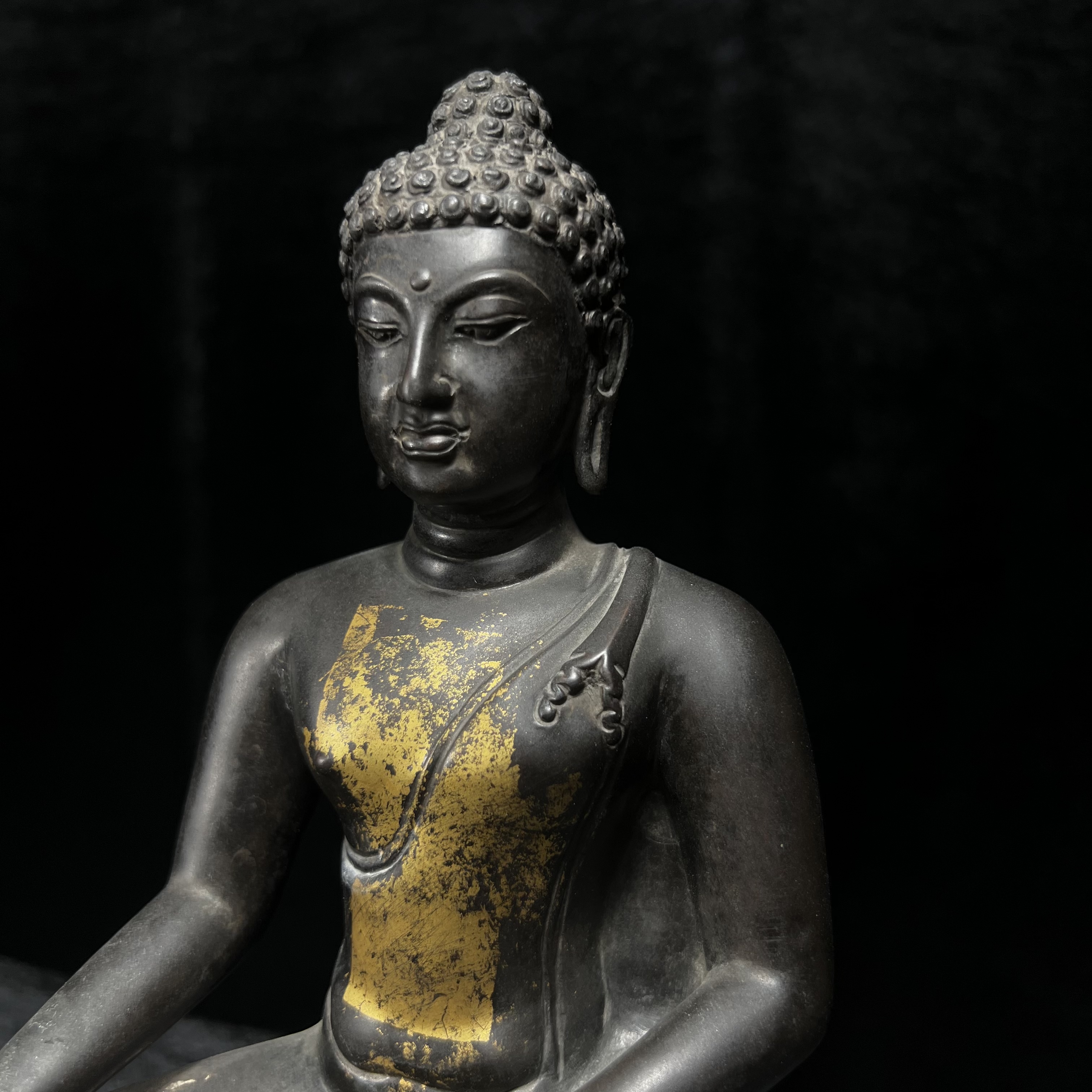 พระพุทธรูปบูชา จปร. ศิลปะไทยประยุกต์ แบบคุปตะ(อินเดีย) พระบาทสมเด็จพระเจ้าอยู่หัวรัชกาลที่ 9 ทรงเสด็จพระราชดำเนินมาในงาน เททองหล่อ ณ.วัดราชบพิธสถิตมหาสีมาราม เนื่องในงานฉลองครบ100ปี วัดราชบพิธฯ ปี 2513 เข้าหุ่นดินไทย ขนาดหน้าตัก 5 นิ้ว พิธีใหญ่