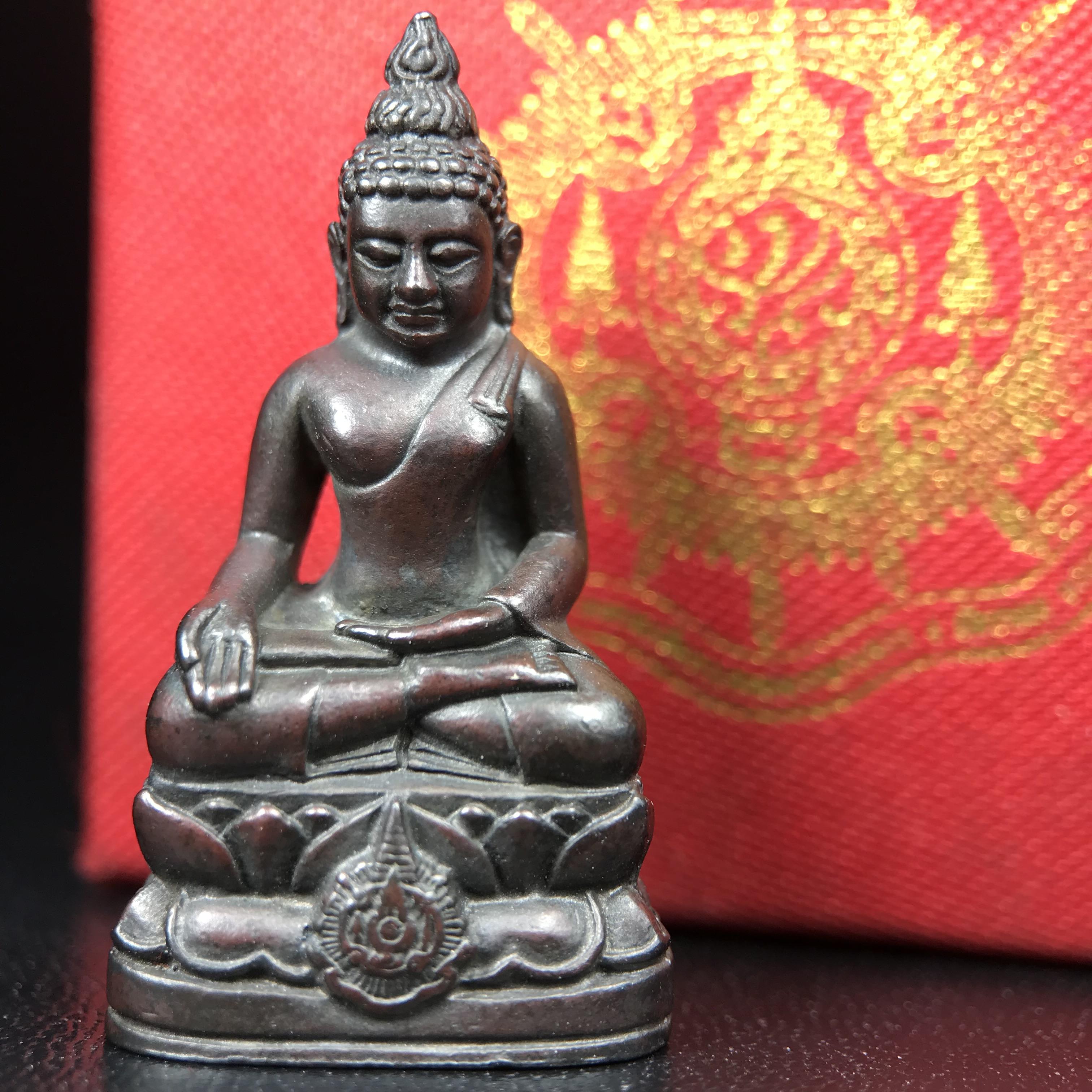 พระกริ่งไพรีพินาศ บรรจุเหล็กไหล ครั้งแรกและครั้งเดียวในประวัติศาสตร์ เฉลิมพระเกียรติ พระบาทสมเด็จพระเจ้าอยู่หัวรัชกาลที่9 พระชนมพรรษา 6 รอบ ปี2542 เนื้อนวโลหะผสมทองคำ(บรรจุเหล็กไหล)ดีนอก-ดีใน พิธีใหญ่ มวลสารเด่น (หายาก)