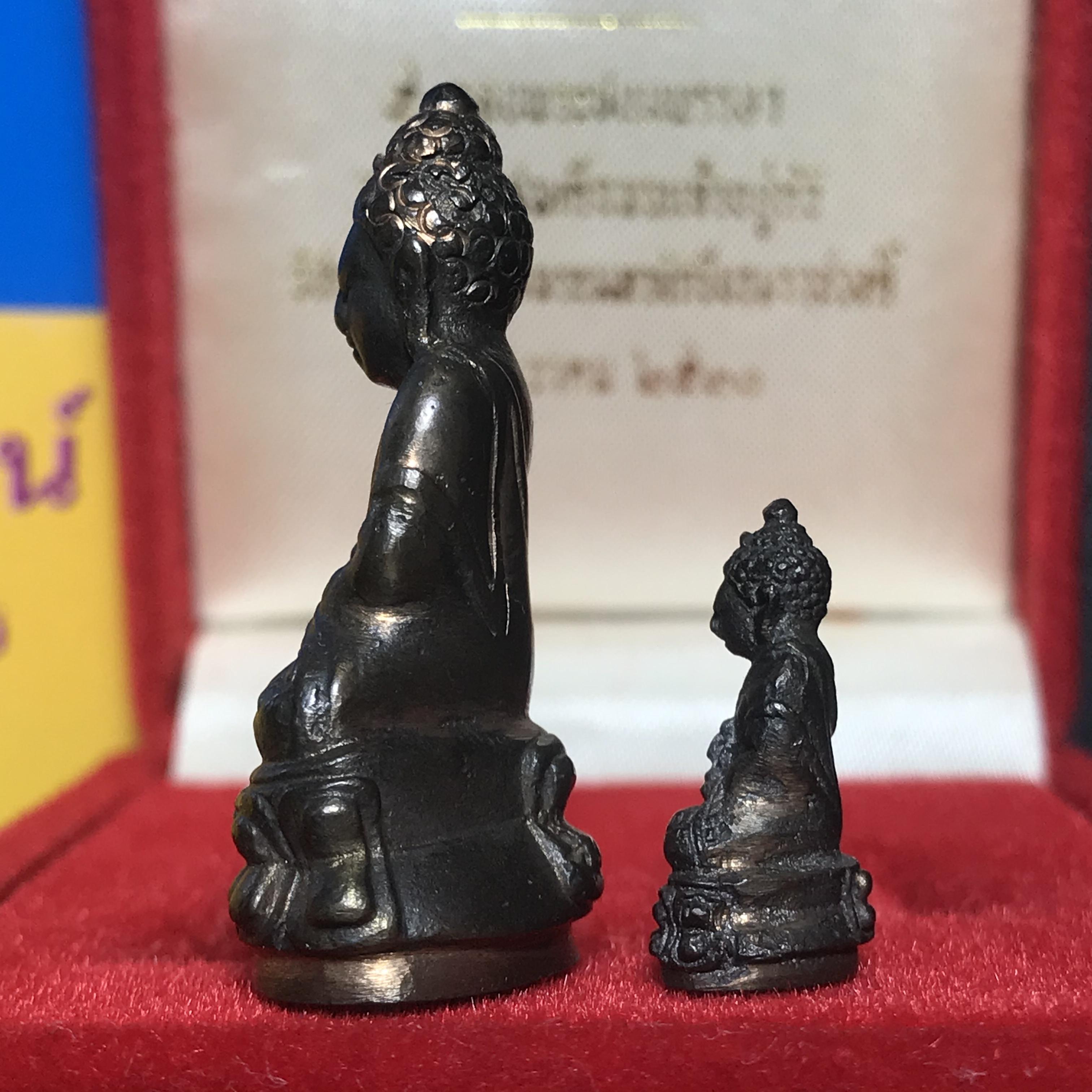 พระกริ่ง-พระชัยวัฒน์ ปวเรศ ปี2530 วัดบวรนิเวศราชวรวิหาร(ในหลวง ร.9 เสด็จเททอง)(บรรจุเส้นเกศาในหลวงรัชกาลที่9)พร้อมสูจิบัตรเดิมตอนจัดสร้าง(สภาพสวยครบสมบูรณ์))