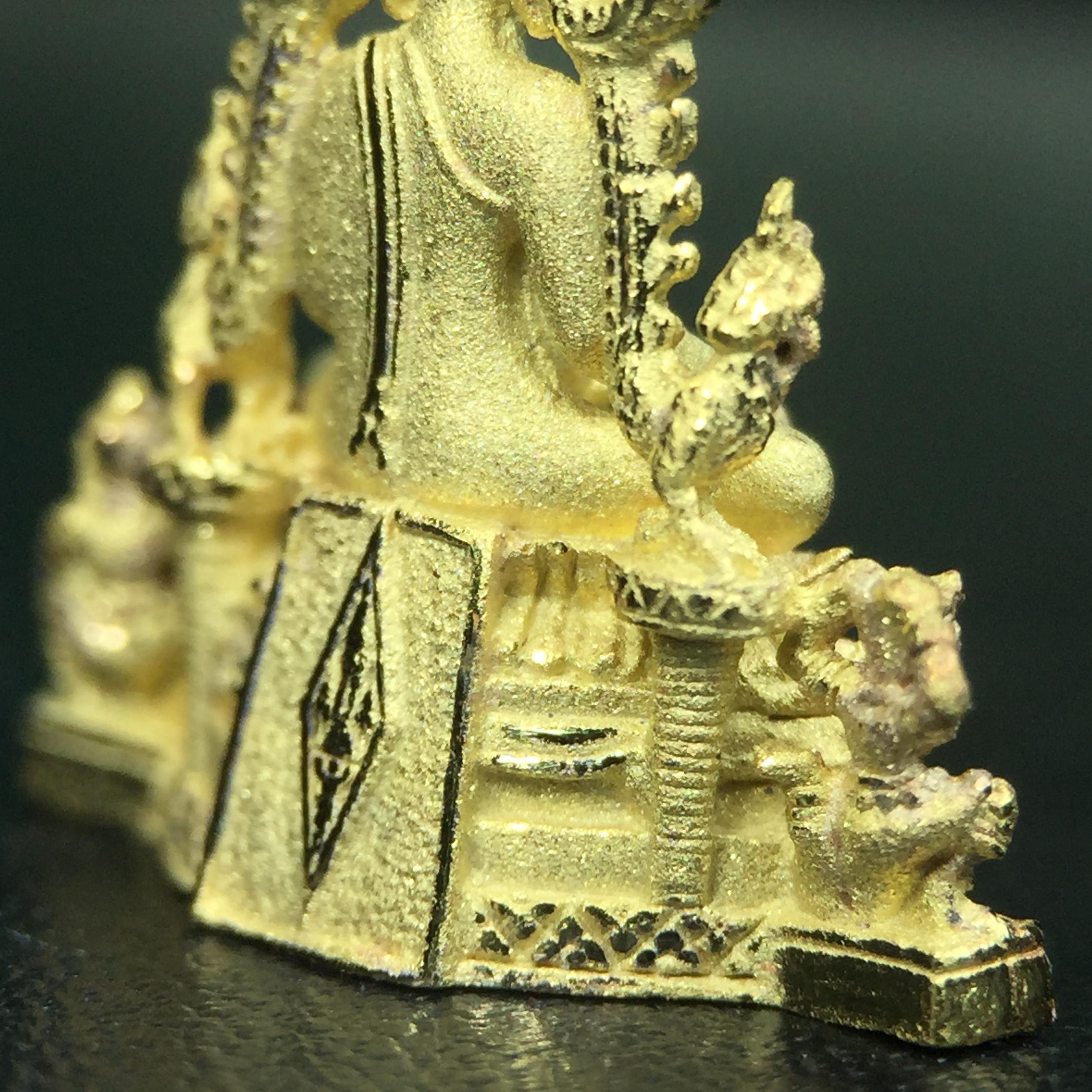 พระพุทธชินราช ภปร. ในวโรกาสพระราชพิธีมหามงคล เฉลิมพระชนมายุ6รอบ 5ธันวาคม2542 มูลนิธิพิทักษ์ดวงตาประชาชน จัดสร้าง เนื้อเงินบริสุทธิ์ 99.9% แบบชุบทองประกายเพชร 3 ไมครอน พิมพ์กลาง ขนาดสูง 2.4 ซม. พร้อมกล่องบรรจุเดิม