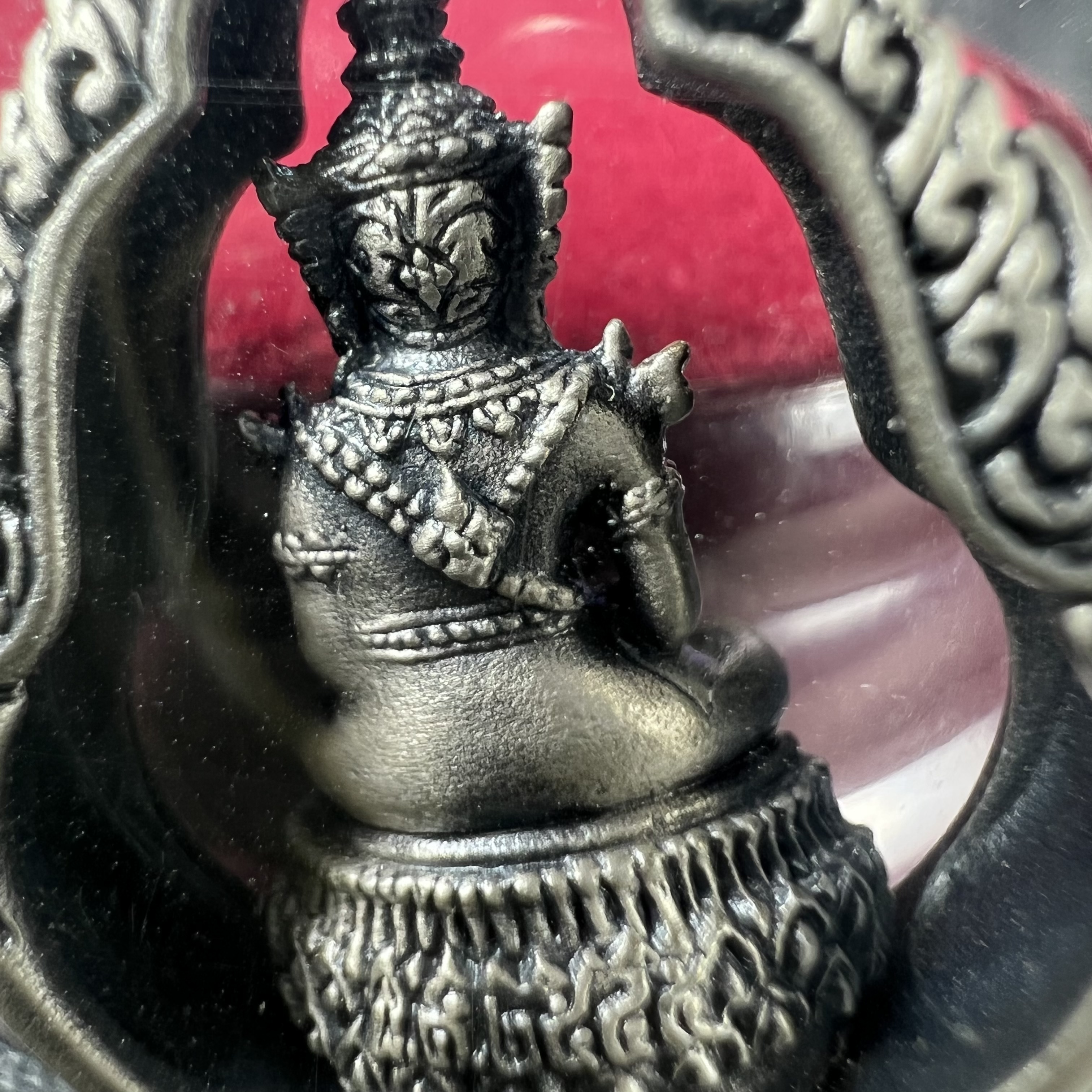 พระแก้วมรกต ภปร.(รุ่นแรก) ปี2545 รุ่นฉลองกรุงรัตนโกสินทร์ครบ 220 ปี พิมพ์ลอยองค์ทรงหยดน้ำ เนื้ออัลปาก้า ชุบเงินลงดำ ขนาด 18*27 มม. พร้อมครอบตั้งโชว์เดิม องค์พระซีนซองเดิม สวยครบสมบูรณ์