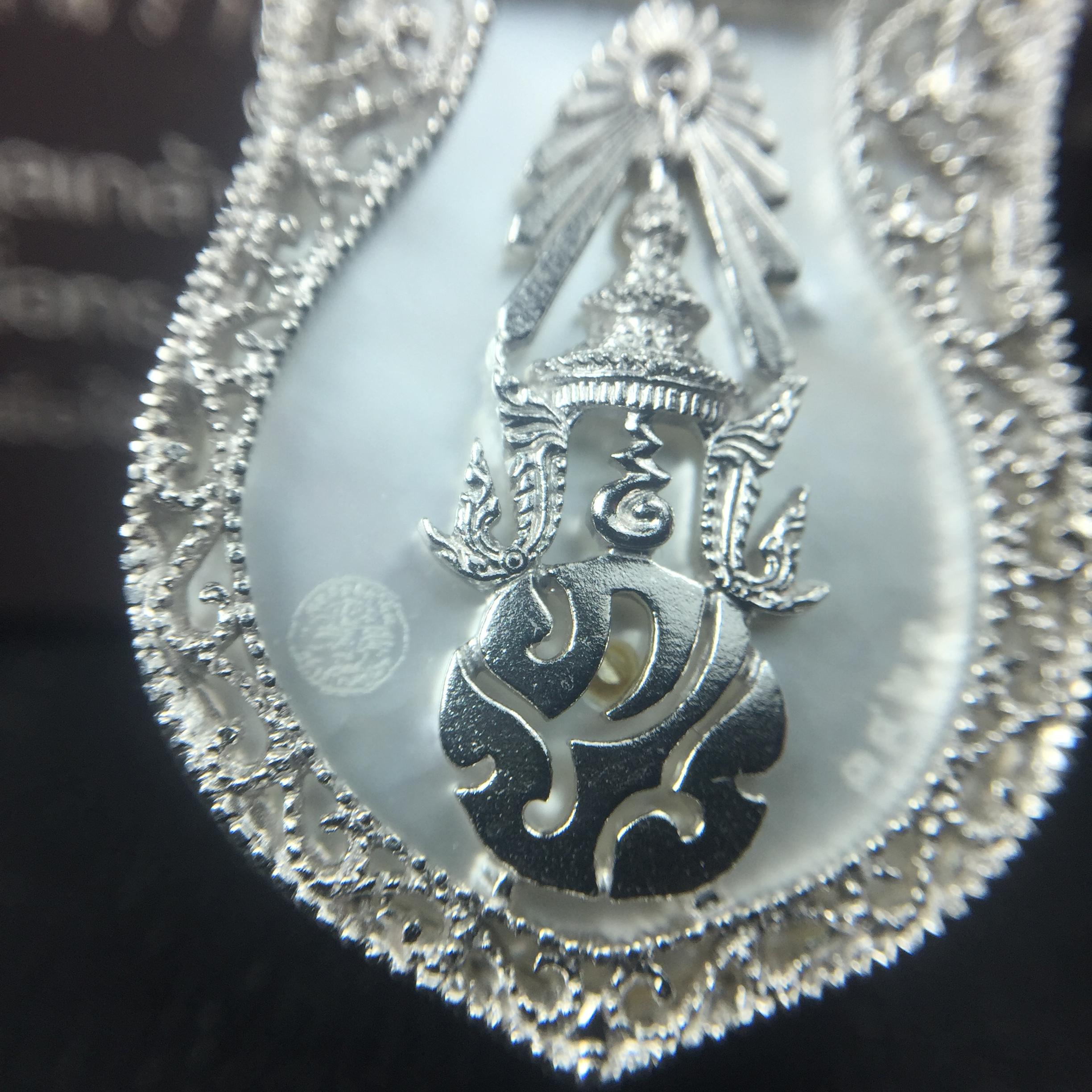 พระพุทธชินราช ภปร. โครงการ "เพราะแผ่นดินนี้ คือ แผ่นดินเกิด" ปี2548(รุ่นแรก) เหรียญทรงเสมา ขนาด 21 x 29 มม.เนื้อเงินสามกษัตริย์ องค์พระชุบสามกษัตริย์ ล้อมด้วยกรอบเงินชุบทองคำขาวสลักเสลาเป็นลวดลายละเอียดอ่อน ส่วนพื้นองค์พระเป็นเปลือกหอยมุขงดงาม