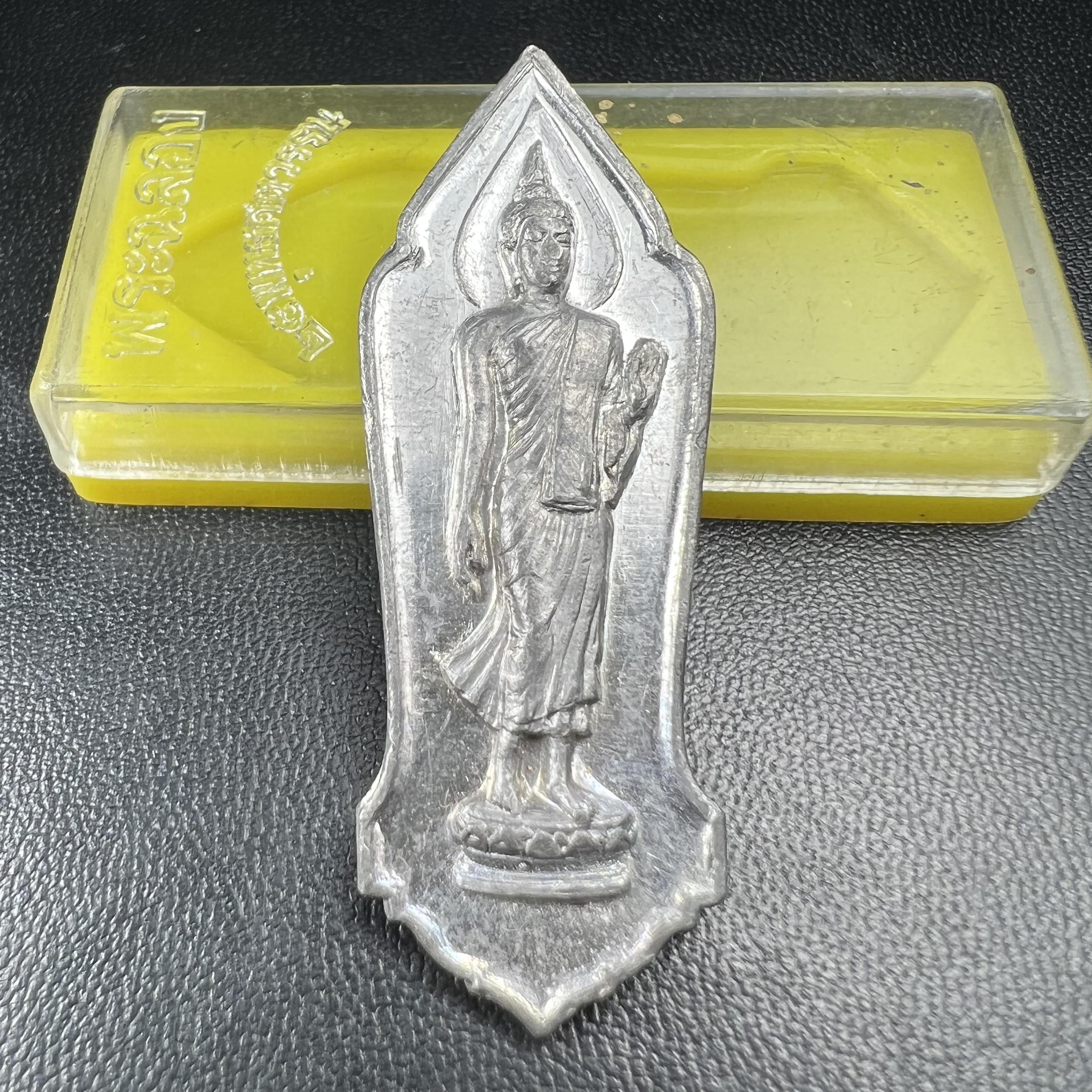 เหรียญพระลีลา 25 พุทธศตวรรษ ปี2500 เนื้อชินดีบุก(พิมพ์หางหงส์ บล็อกมีเขี้ยว)(พระดี พิธีใหญ่ ในหลวง ร.9 เสด็จร่วมพิธี)