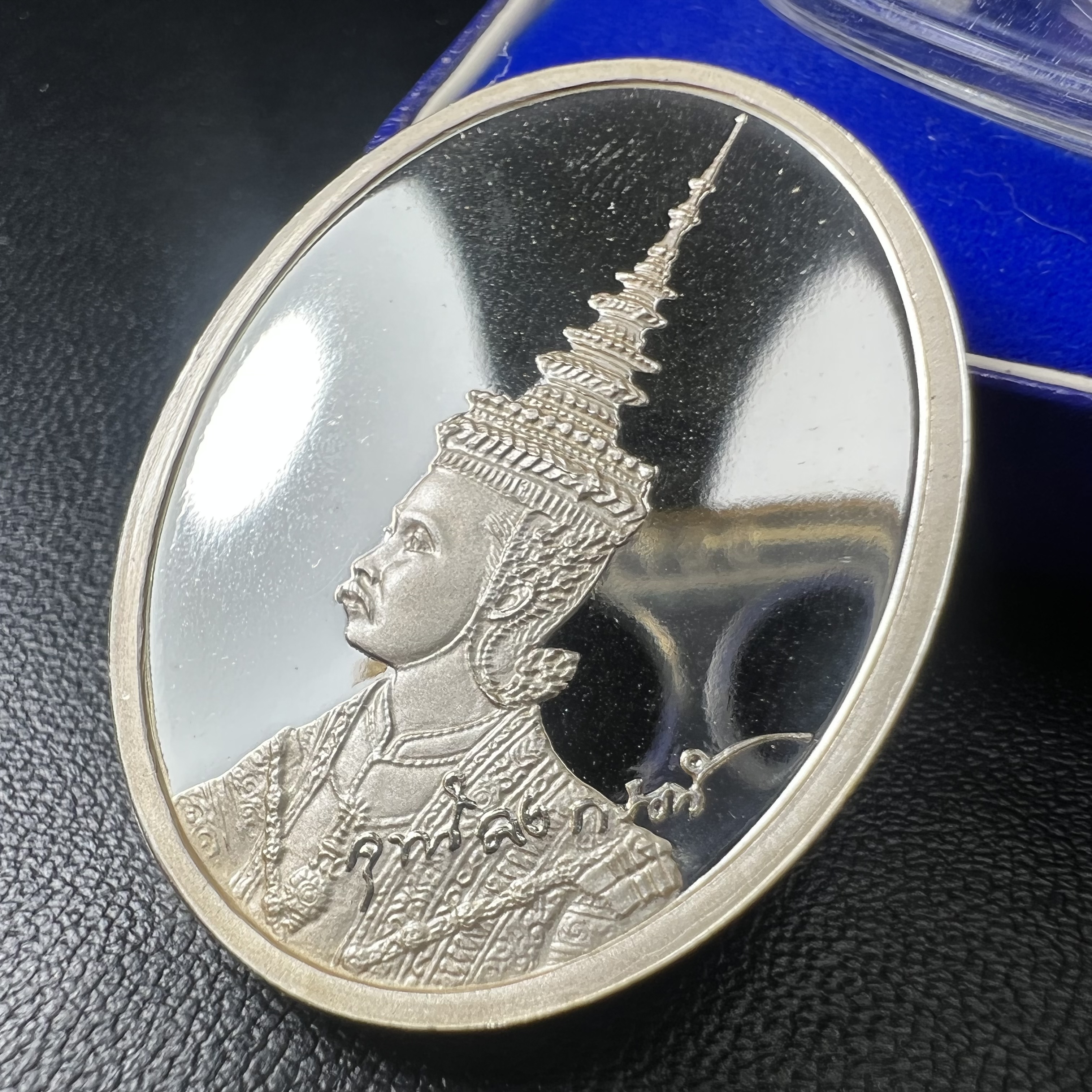 เหรียญ พระปิยมหาราช ที่ระลึกสร้างพระบรมราชานุสาวรีย์ รัชกาลที่ 5 สุพรรณบุรี พ.ศ.2541เนื้อเงินขัดเงา ตอกโค๊ตหมายเลข 447 พร้อมกล่องบรรจุเดิม(วาระหายากพบเจอน้อย)