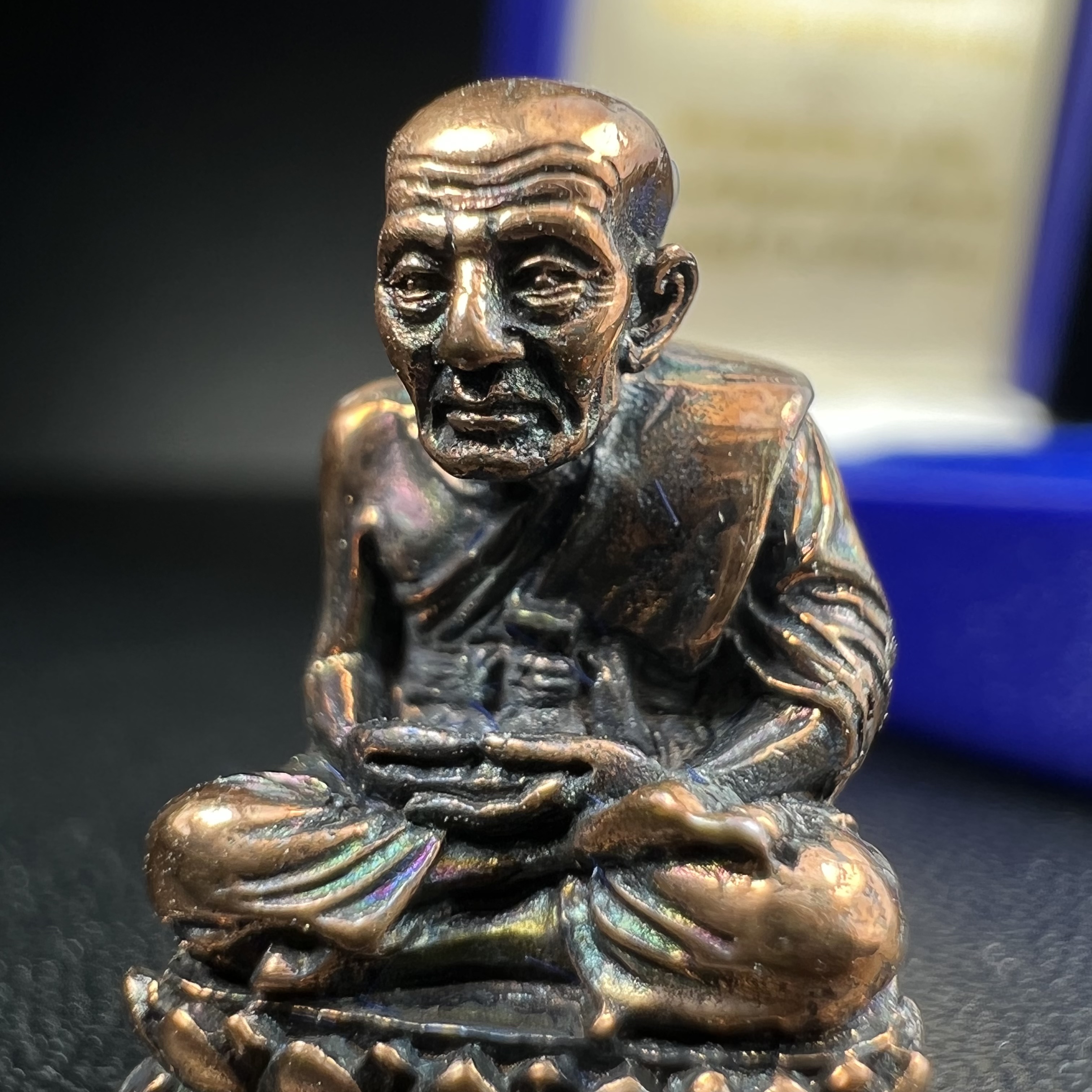 รูปเหมือนหล่อลอยองค์หลวงปู่ทวด รุ่น 111ปี กระทรวงกลาโหม เนื้อนวโลหะรมดำ-ปัดเงา ปี2540 พิธีใหญ่ สภาพสวย เข้มขลัง นิยม พร้อมกล่องบรรจุเดิม