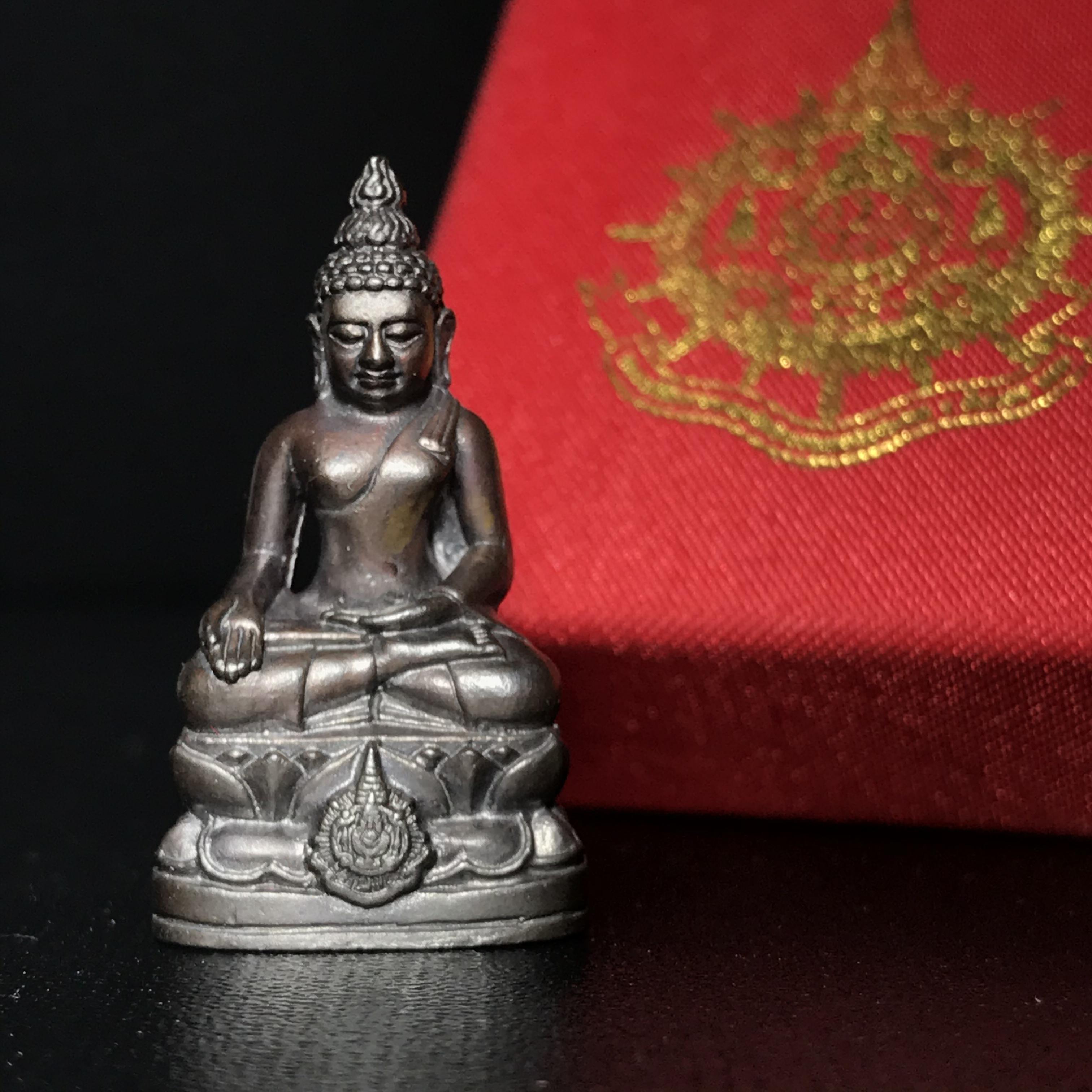 พระกริ่งไพรีพินาศ เฉลิมพระเกียรติ พระบาทสมเด็จพระเจ้าอยู่หัวรัชกาลที่9 พระชนมพรรษา 6 รอบ ปี2542 เนื้อนวโลหะผสมทองคำ(บรรจุเหล็กไหล)ดีนอก-ดีใน