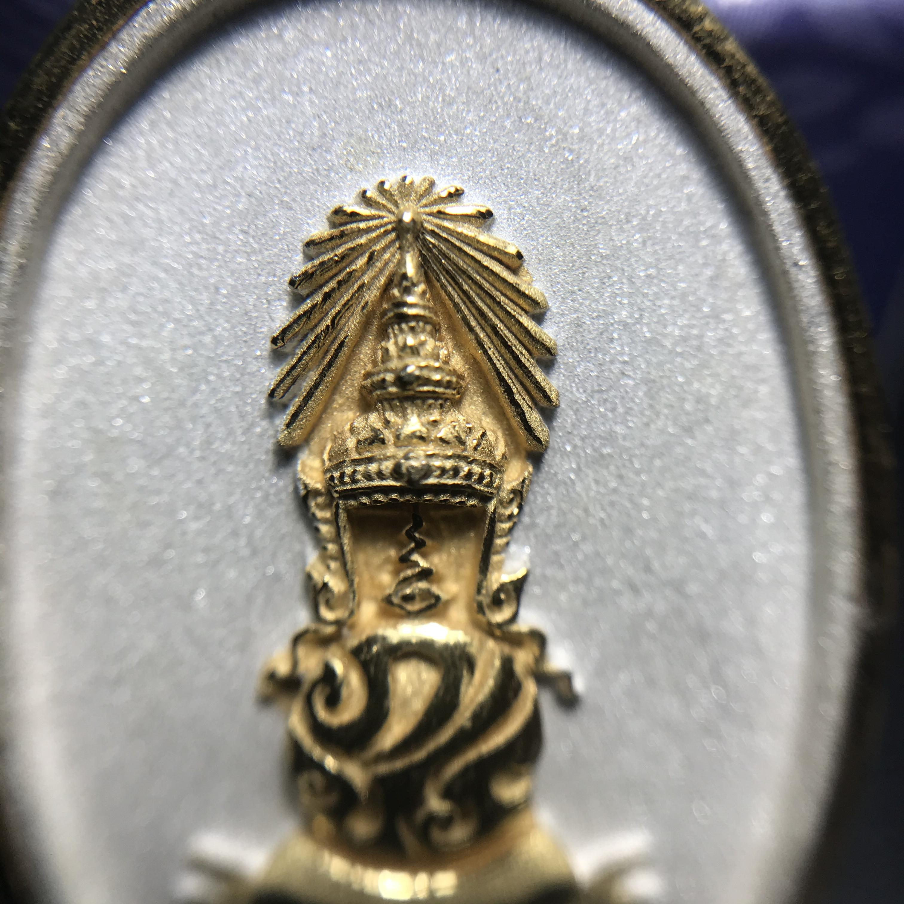 พระแก้วมรกต ภปร. ปี2547 จัดสร้างโดย รพ.ภูมิพลฯ เนื้อเงิน(3 กษัตริย์)เหรียญทรงกลมรี(1ใน3000องค์)