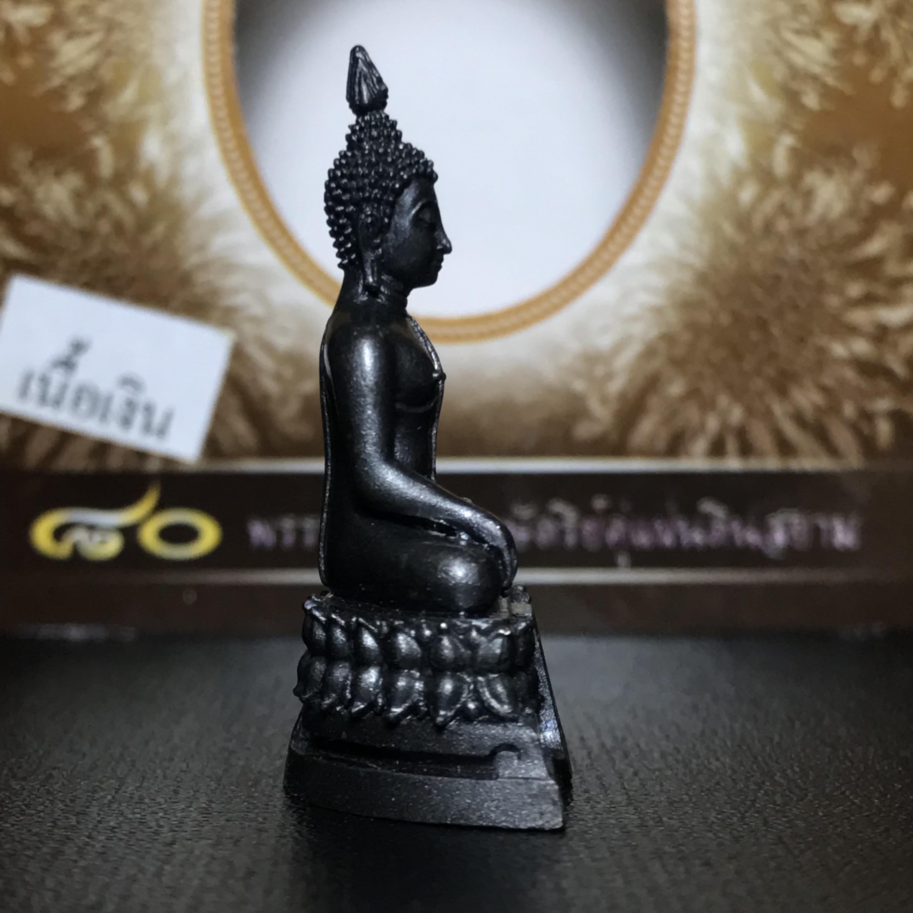 พระพุทธรูปคุ้มเกล้า ภปร. มหามงคล 80พรรษา “รุ่นเย็นศิระเพราะพระบริบาล 80พรรษา มหากษัตริย์คู่แผ่นดินสยาม” เนื้อเงินรมดำ พิมพ์ใหญ่ ขนาด 18*35 มม.