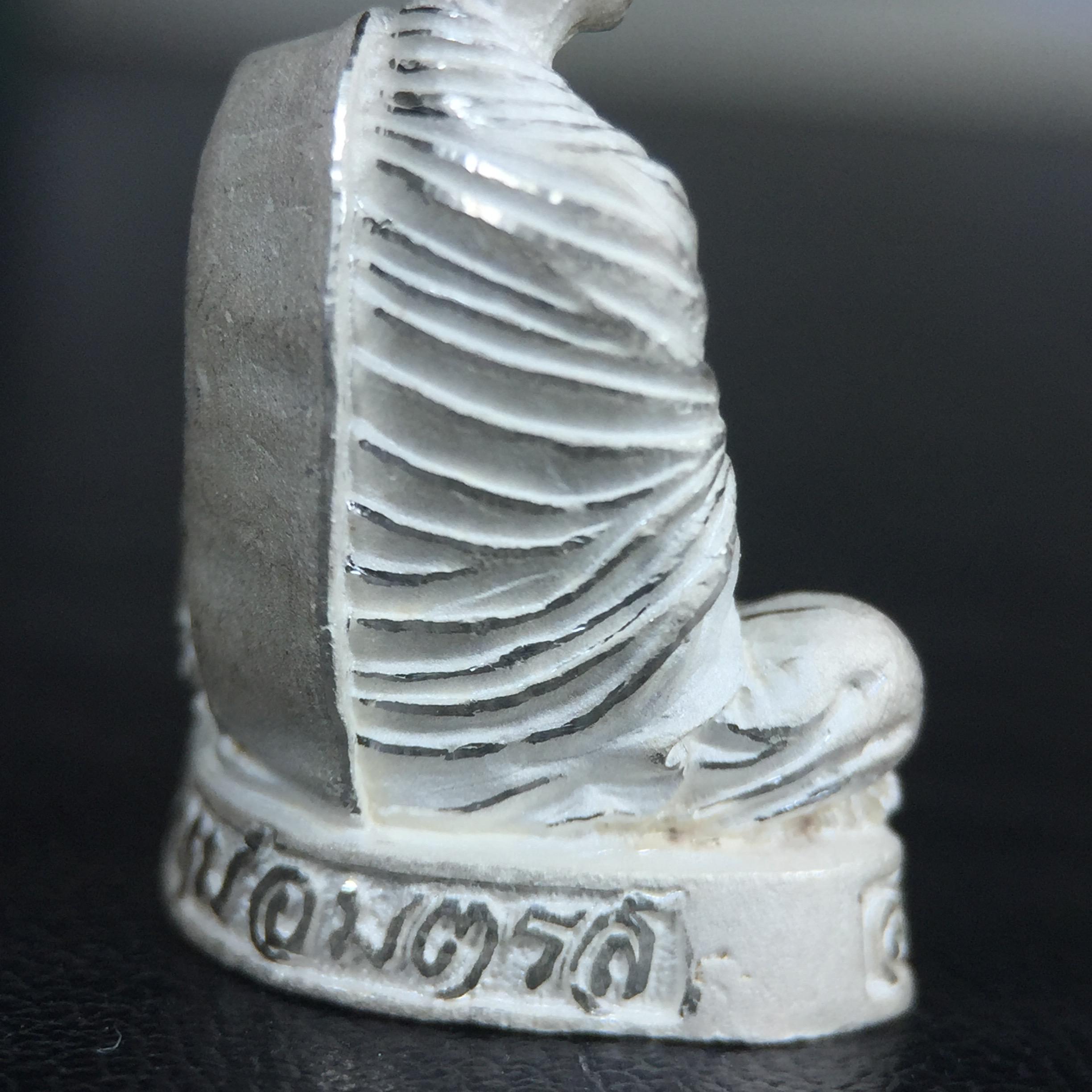 รูปเหมือนสมเด็จพระพุฒาจารย์ (โต พรหมรังสี)วัดใหม่อมตรส บางขุนพรหม ปี2540 รุ่นกาญจนาภิเษก จัดสร้างในวโรกาสที่รัชกาลที่ 9 ทรงครองสิริราชสมบัติ ครบ 50ปี ลอยองค์พิมพ์ใหญ่ เนื้อเงินบริสุทธิ์ 99.9% แบบทรายนวลขัดเงาบางส่วน พร้อมกล่องใบรับรองเดิมครบ