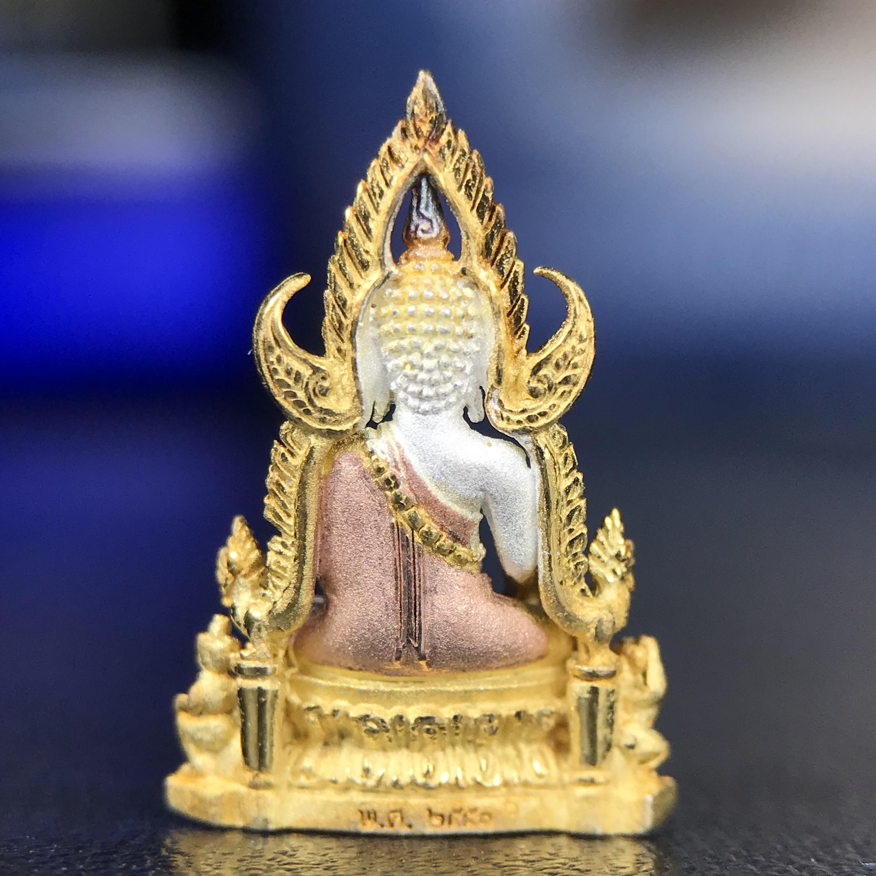 พระพุทธชินราช ภปร. โครงการ เพราะแผ่นดินนี้คือแผ่นดินเกิด เนื้อเงินชุบสามกษัตริย์ ปี2551 ขนาดหน้าตัก1/4นิ้ว (สวยงามทรงคุณค่า อีกหนึ่งรุ่นยอดนิยมหายาก) (สภาพคัดสวย กล่องบรรจุเดิมครบ)