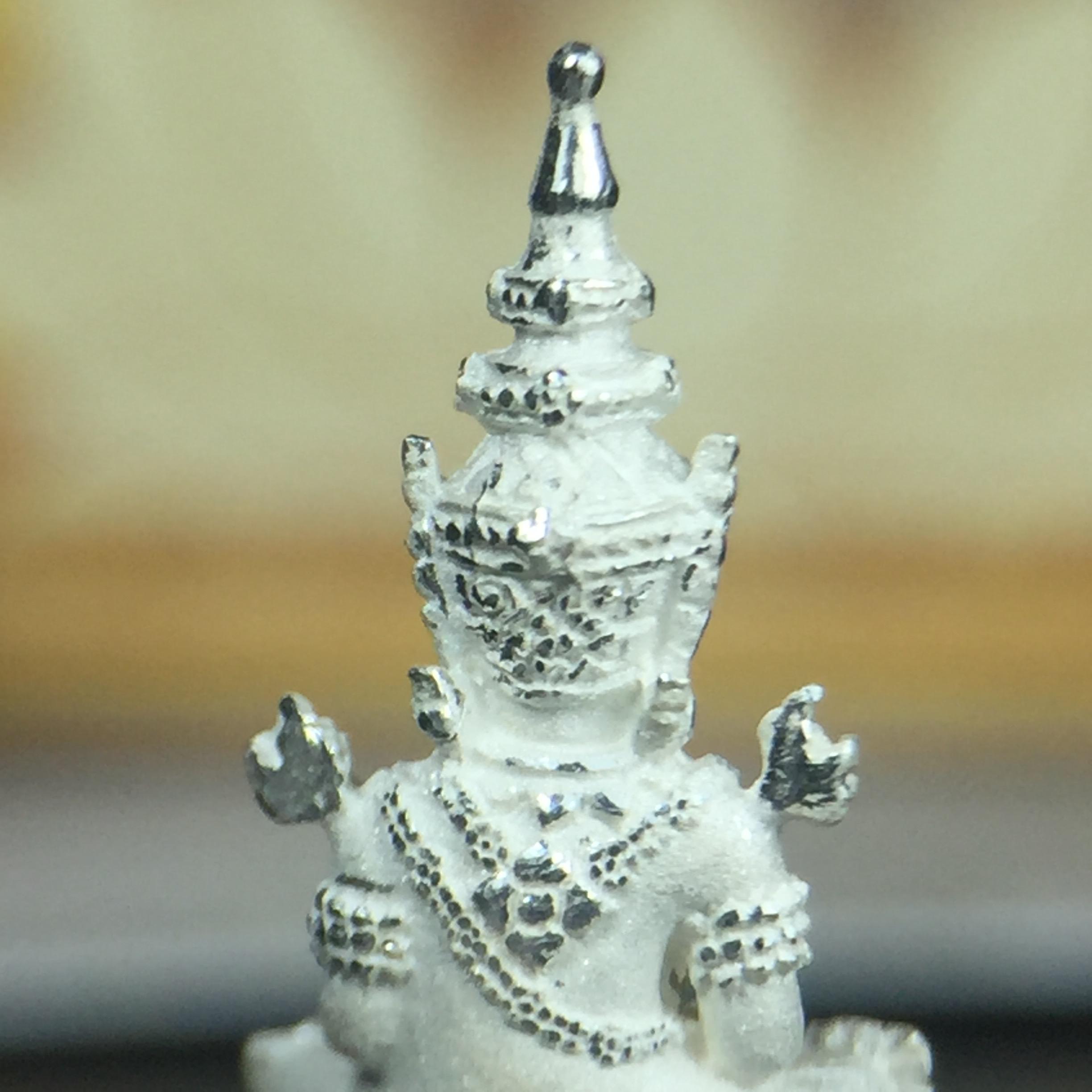 พระแก้วมรกต(จำลอง)ลอยองค์ ขนาดหน้าตัก 1/4 นิ้ว ทรงเครื่องฤดูร้อน เนื้อเงิน ตราสัญลักษณ์ฉลองสิริราชสมบัติครบ 60 ปี พ.ศ.2549(สภาพสวย ครบ สมบูรณ์)