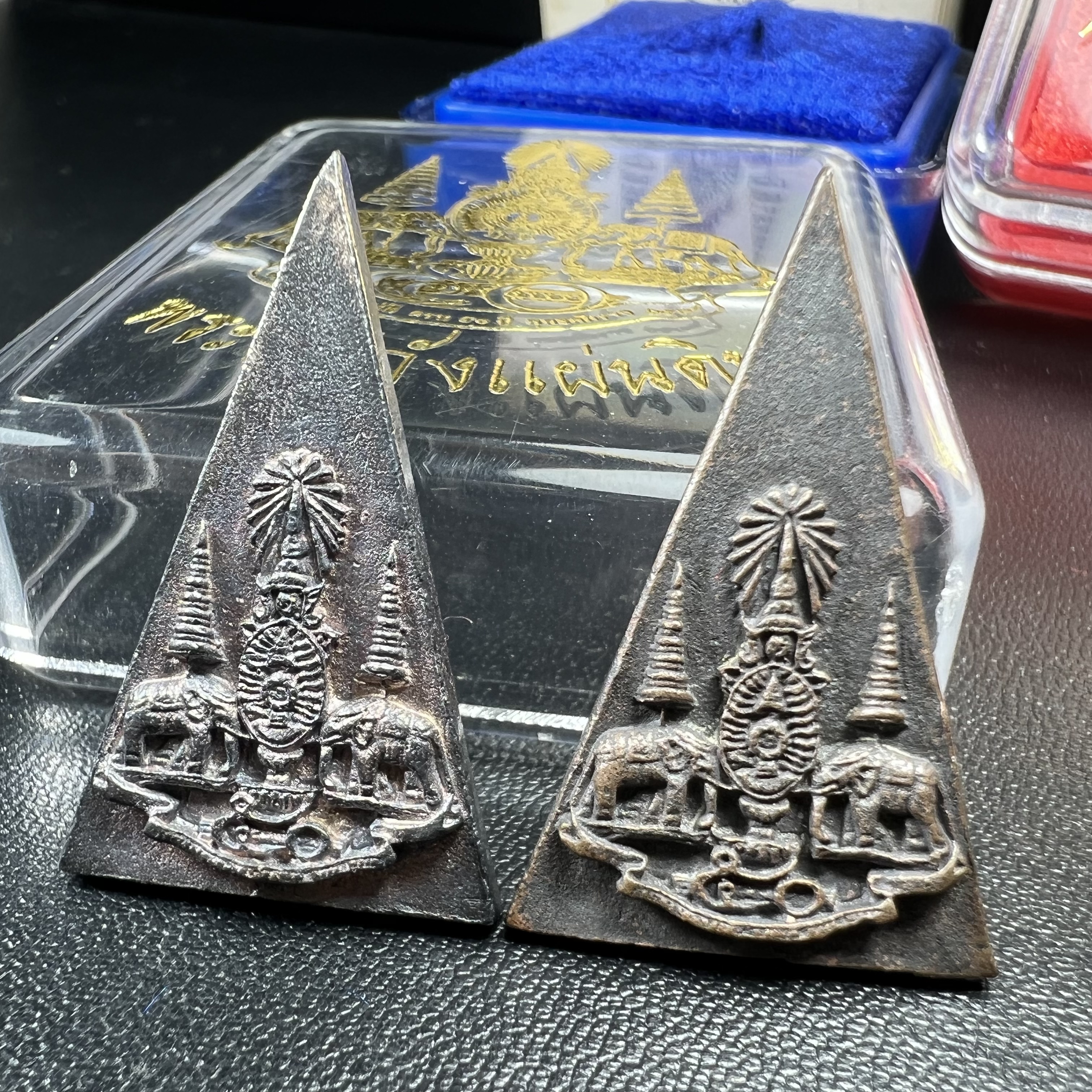 พระกำลังแผ่นดิน (สมเด็จจิตรลดา2) จัดสร้างเฉลิมพระเกียรติ ร.9 ครองราชย์ 50 ปี 2539 เนื้อเงิน(ผิวเดิมกลับดำ รุ้งๆสวย)+เนื้อนวโลหะ(สร้างน้อยหายาก)พร้อมกล่องบรรจุเดิมครบสมบูรณ์(1ใน2539องค์)