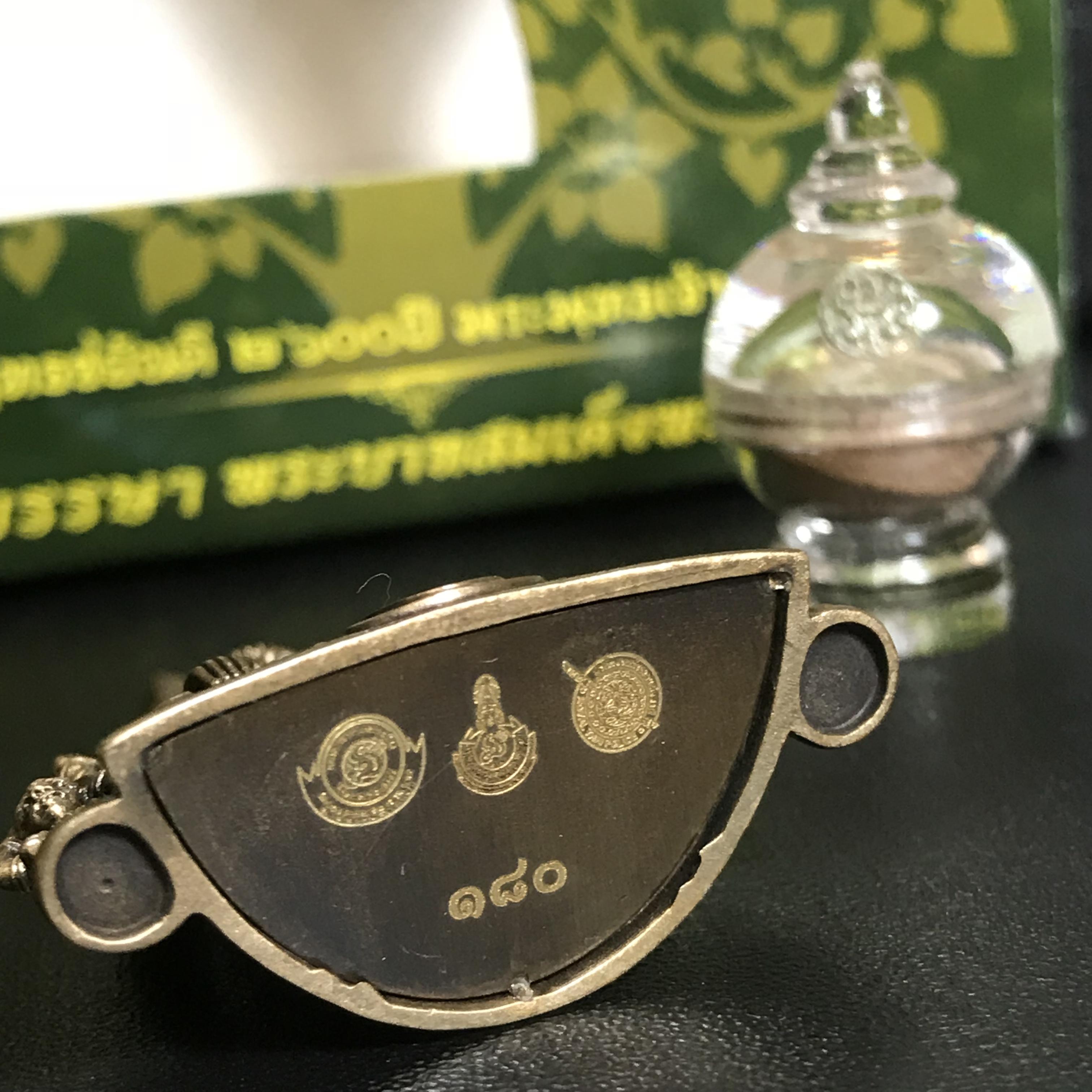 พระพุทธชินราช(จำลอง) ภปร 84 พรรษา เนื้อบรอนซ์รมดำซาติน พิมพ์ใหญ่ขนาดหน้าตัก 3/4 นิ้ว(1ใน5000องค์) )(พระราชทานมวลสาร จิตรลดาและเส้นพระเจ้า(เส้นผม)รัชกาลที่9)