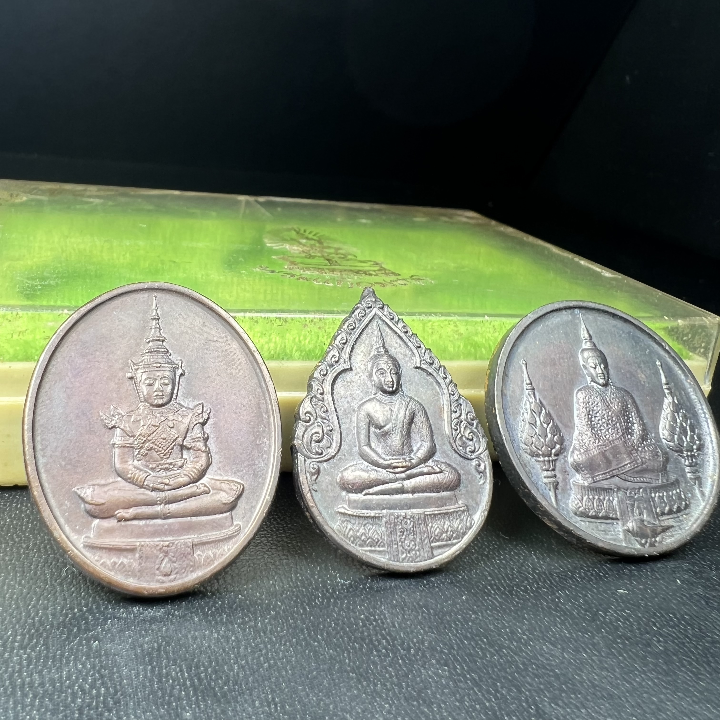 เหรียญพระแก้วมรกตหลัง ภปร. ฉลองกรุงรัตนโกสินทร์ครบ 200 ปี พ.ศ.2525 เนื้อทองแดงกล่องบรรจุเดิมครบ3พิมพ์(บล็อกพระราชศรัธา)(ในหลวงรัชกาลที่9 เสด็จในพิธี)