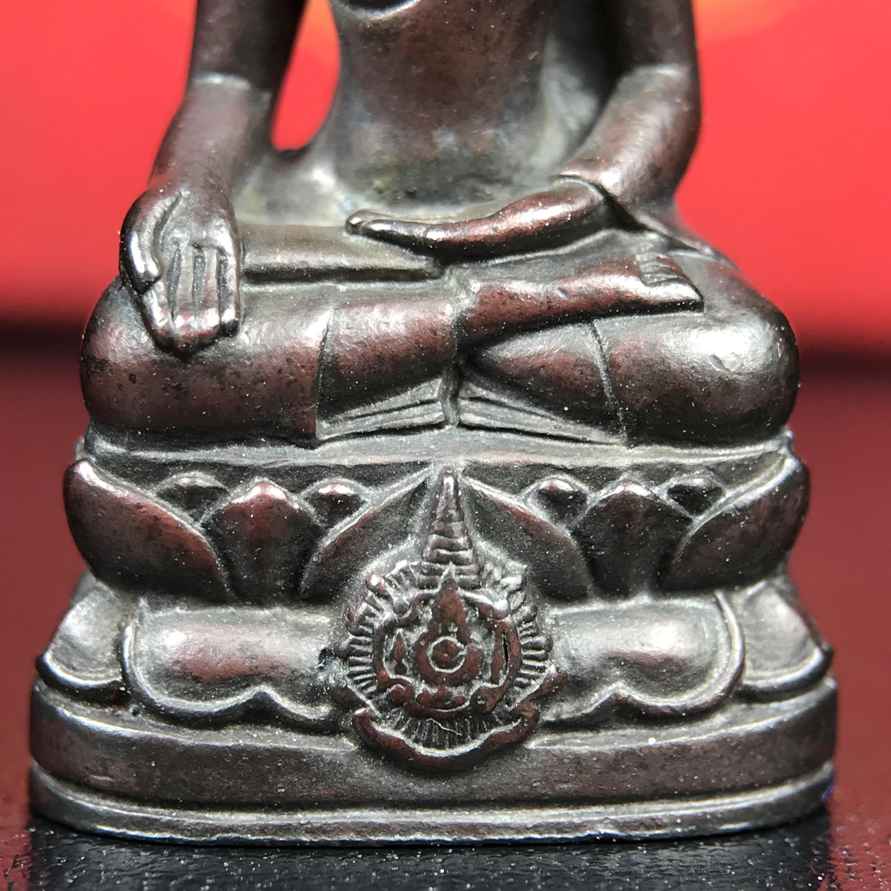 พระกริ่งไพรีพินาศ บรรจุเหล็กไหล ครั้งแรกและครั้งเดียวในประวัติศาสตร์ เฉลิมพระเกียรติ พระบาทสมเด็จพระเจ้าอยู่หัวรัชกาลที่9 พระชนมพรรษา 6 รอบ ปี2542 เนื้อนวโลหะผสมทองคำ(บรรจุเหล็กไหล)ดีนอก-ดีใน พิธีใหญ่ มวลสารเด่น (หายาก)