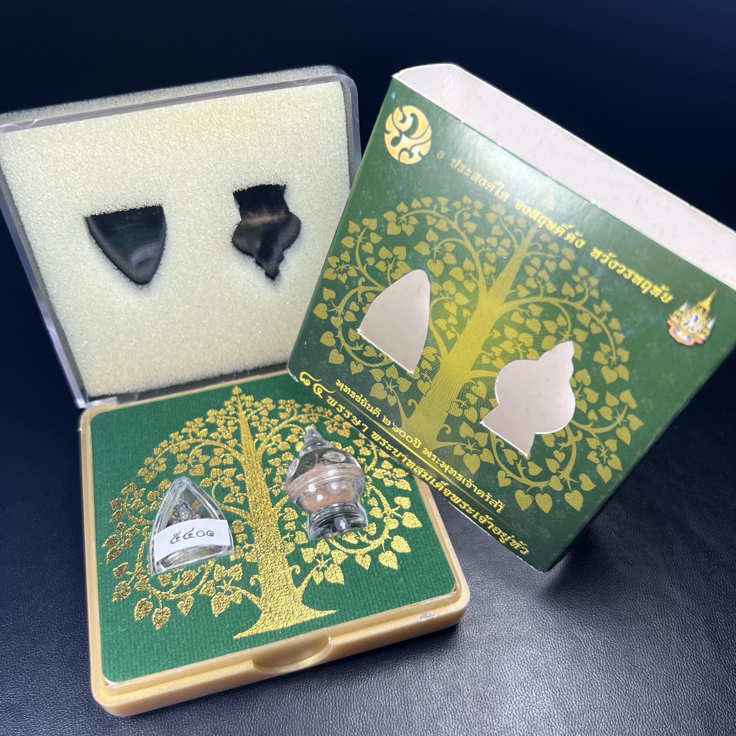 พระพุทธชินราช ภปร. 84 พรรษา พิมพ์เล็กขนาดหน้าตัก 1/4 นิ้ว(สูง 2.0 ซม.)เนื้อเงินชุบทองคำขาว (สภาพผิวเดิมสวย ขึ้นสีรุ้งธรรมชาติ แบบนิยม สวยมาก)(พระราชทานมวลสาร จิตรลดาและเส้นพระเจ้า(เส้นผม))พุทธศิลป์ทรงคุณค่าอีกหนึ่งรุ่นยอดนิยม