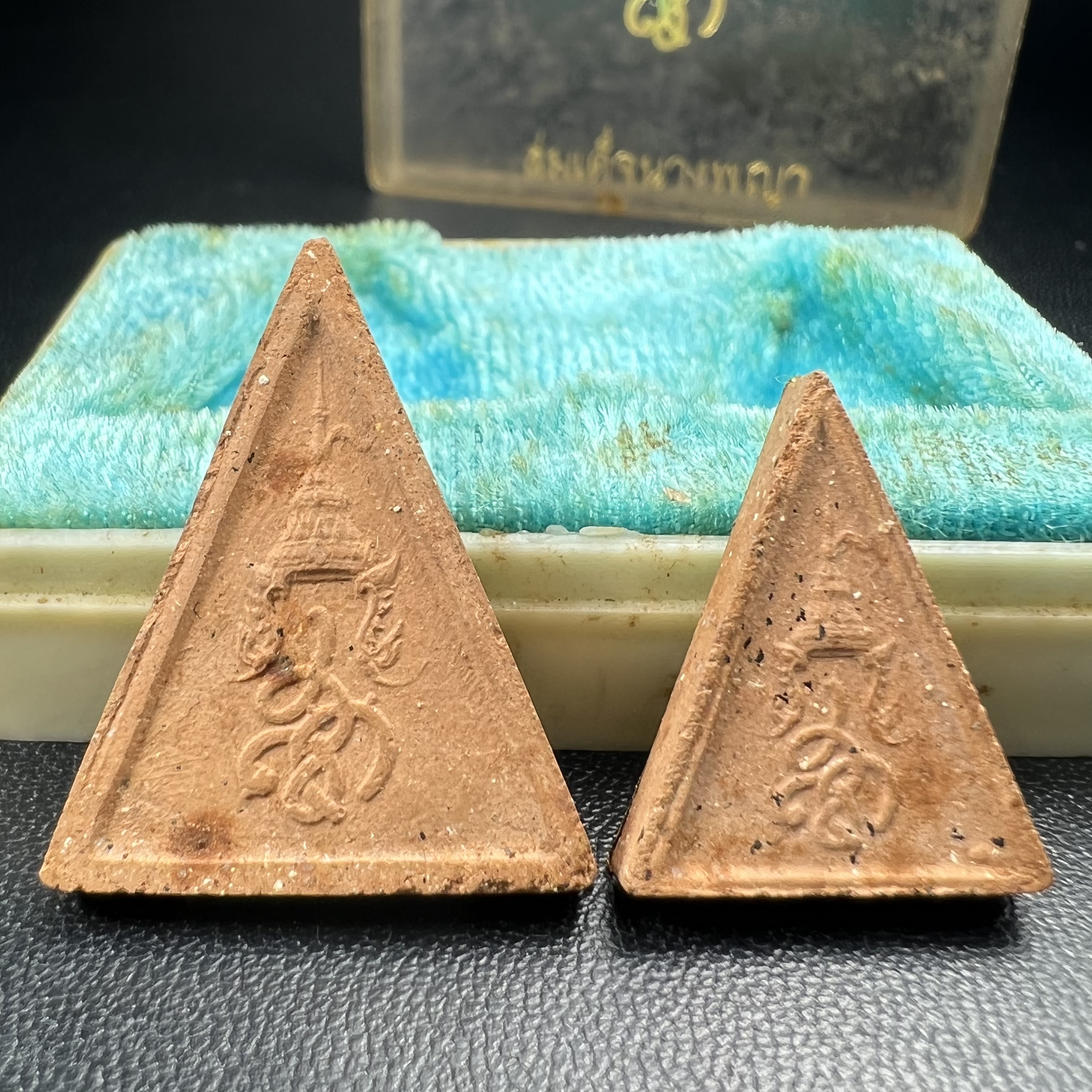 พระสมเด็จนางพญา สก. วัดบวรนิเวศวิหาร ปี2519 ชุดพิเศษกรรมการ หน้ากากทองคำ พิมพ์ใหญ่-เล็กกล่องบรรจุเดิม(ในหลวงรัชกาลที่9และสมเด็จพระราชินี เสด็จร่วมในพิธี)(พิธีใหญ่)(มวลสารดี)(พบเจอและหายากที่สุดในรุ่น)