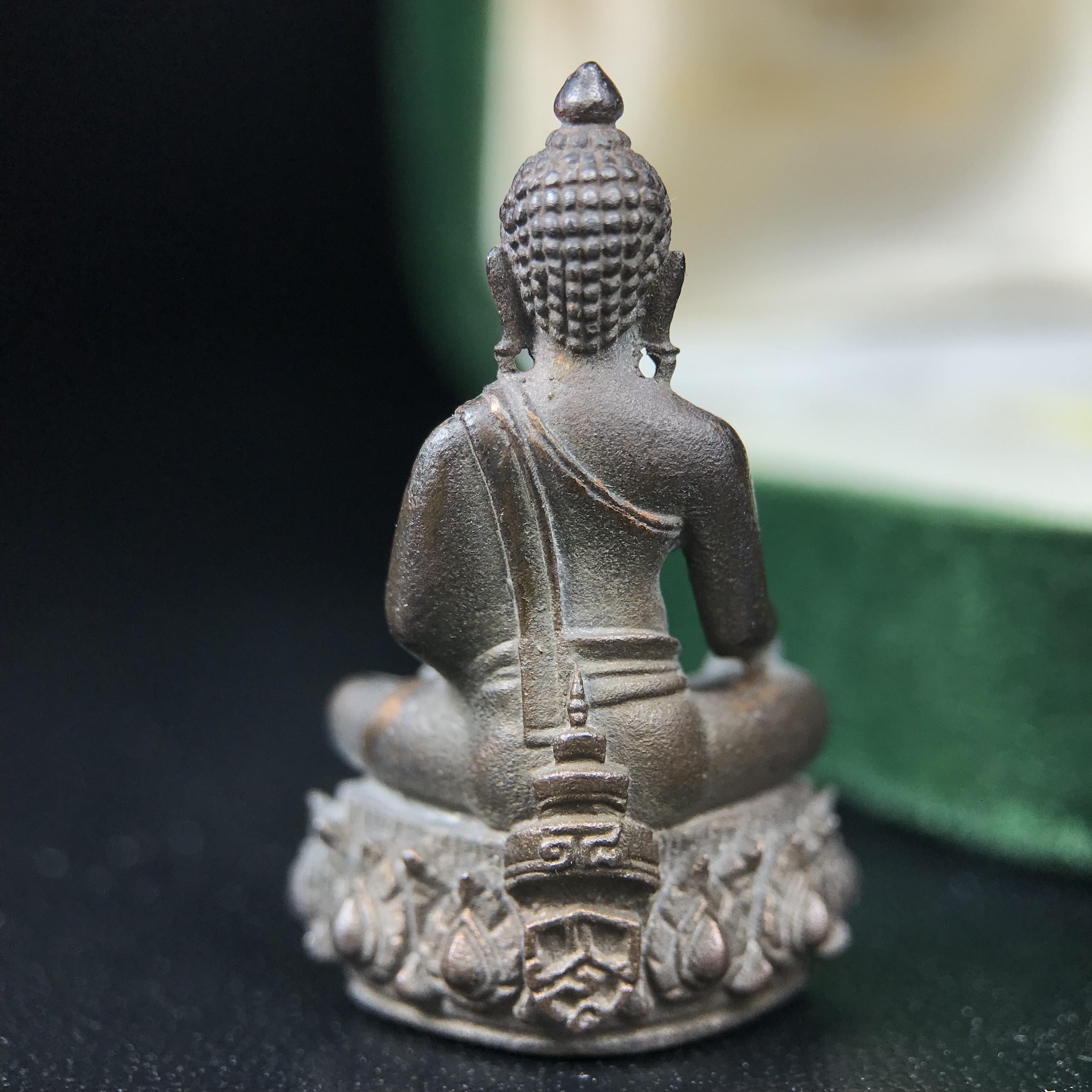 พระกริ่งวาสนา(รุ่นแรก) 80 พรรษา สมเด็จพระสังฆราช (วาสน์) วัดราชบพิธฯ ปี2521 เนื้อนวโลหะ(ตอกโค๊ตพระปิดตา) โดยมีหลวงปู่โต๊ะ วัดประดู่ฉิมพลีร่วมปลุกเสก พร้อมกล่องบรรจุเดิม(รุ่นแรก คอตั้งตรงได้สัดส่วน หายาก)